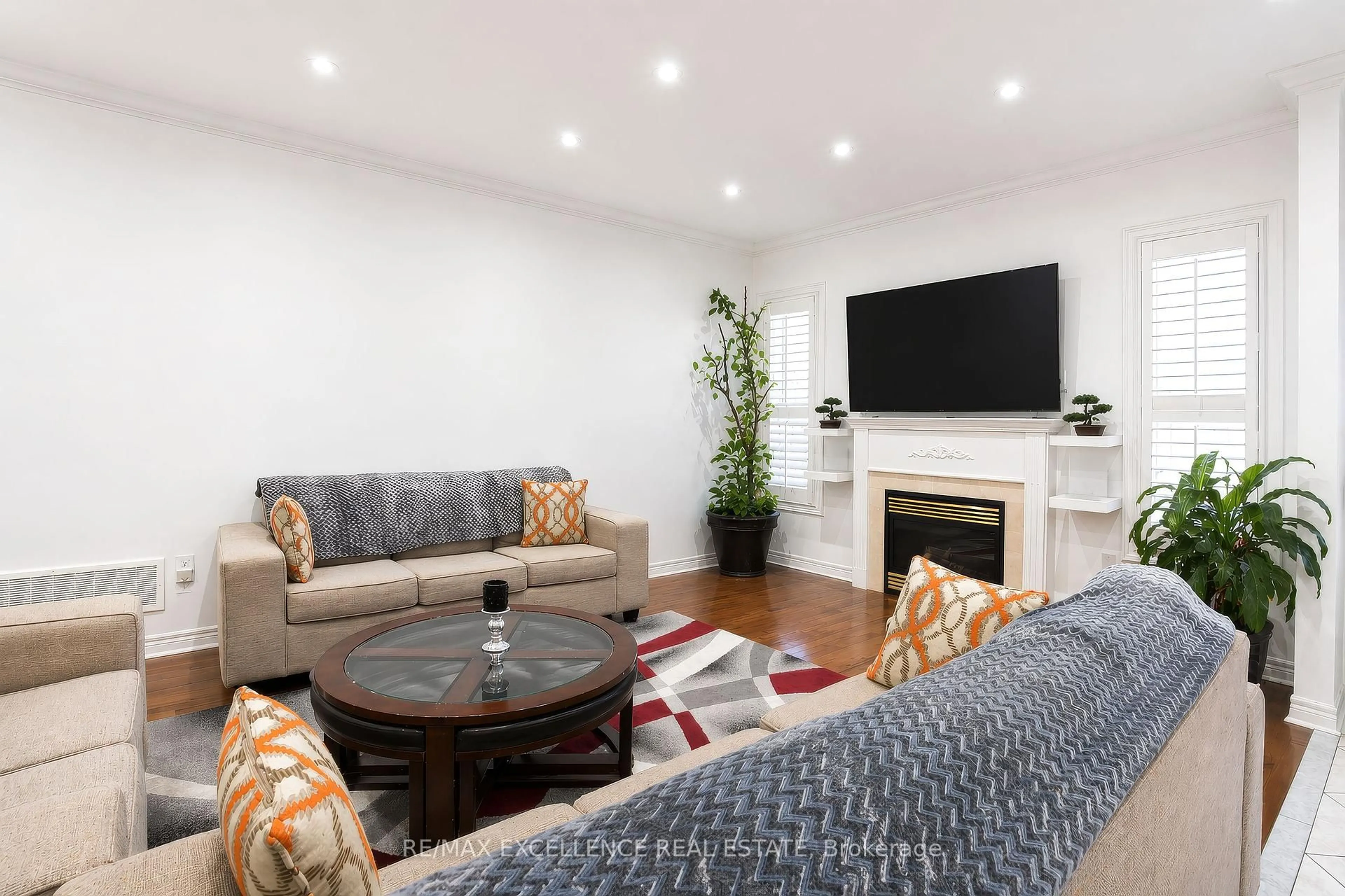 Living room with furniture, wood/laminate floor for 5 Castlegate Blvd, Brampton Ontario L6P 2L4