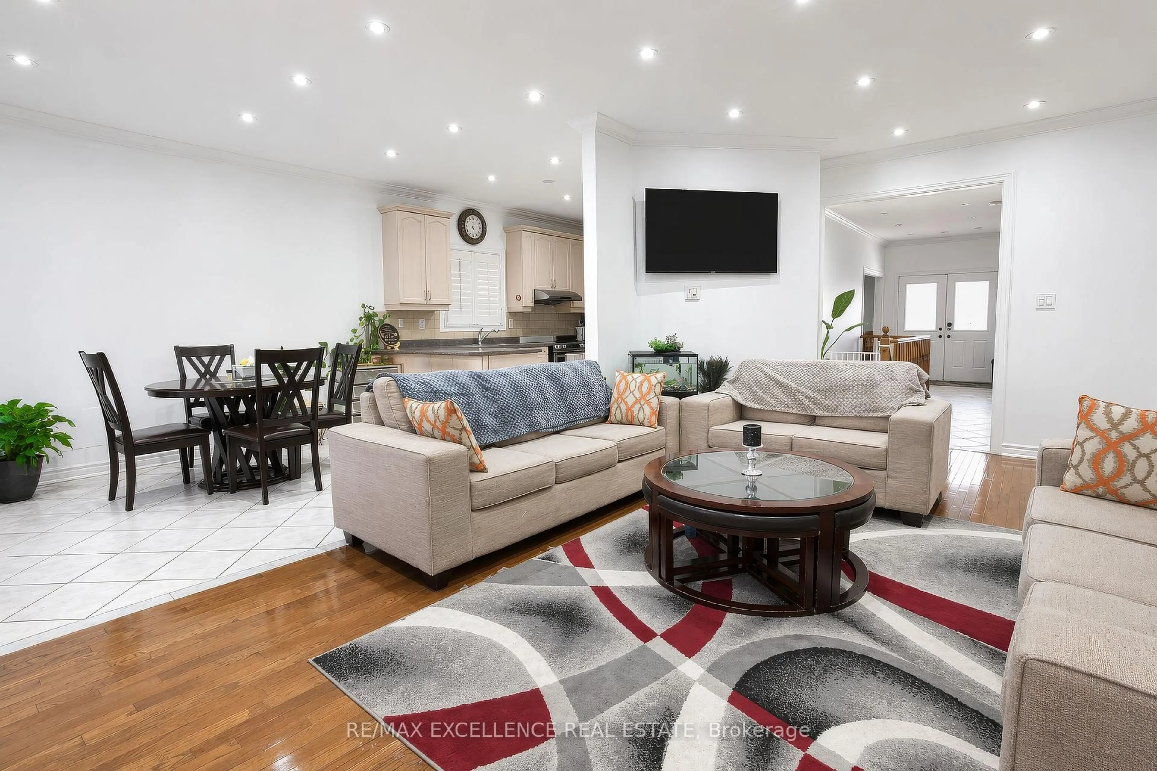 Living room with furniture, unknown for 5 Castlegate Blvd, Brampton Ontario L6P 2L4