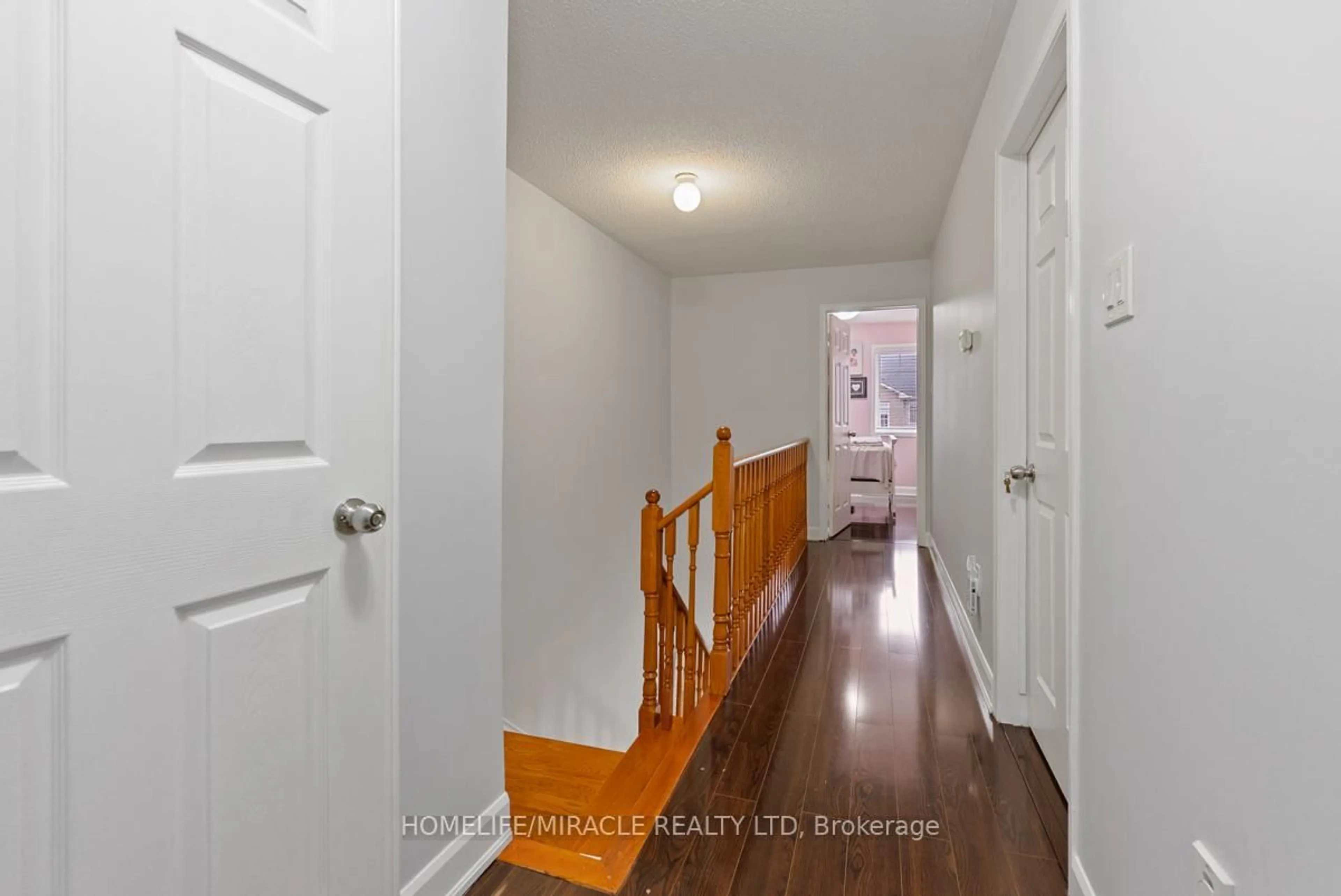 Indoor entryway for 7115 Rexwood Rd #22, Mississauga Ontario L4T 4L3