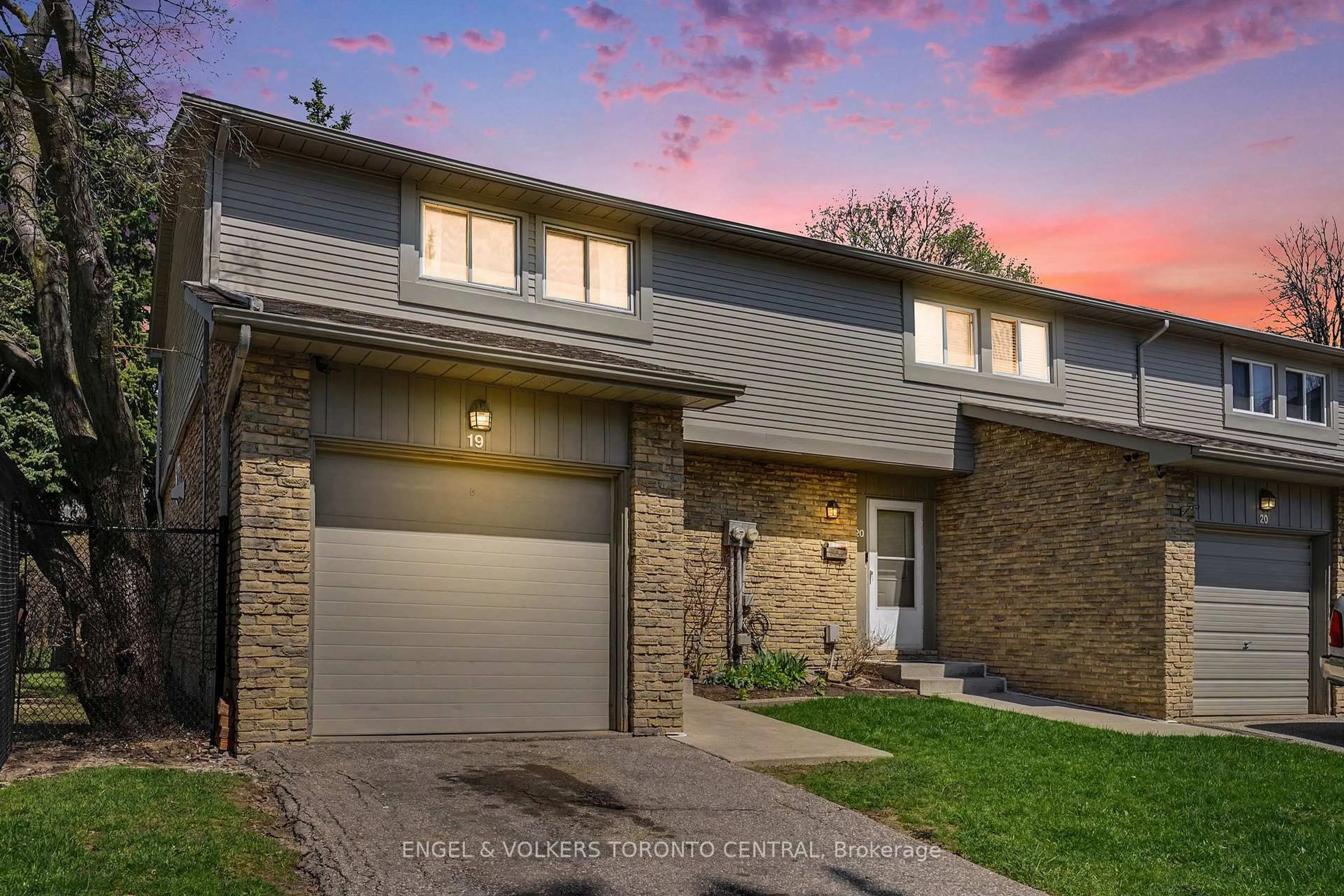 Home with brick exterior material, street for 6779 Glen Erin Dr #19, Mississauga Ontario L5N 2C1