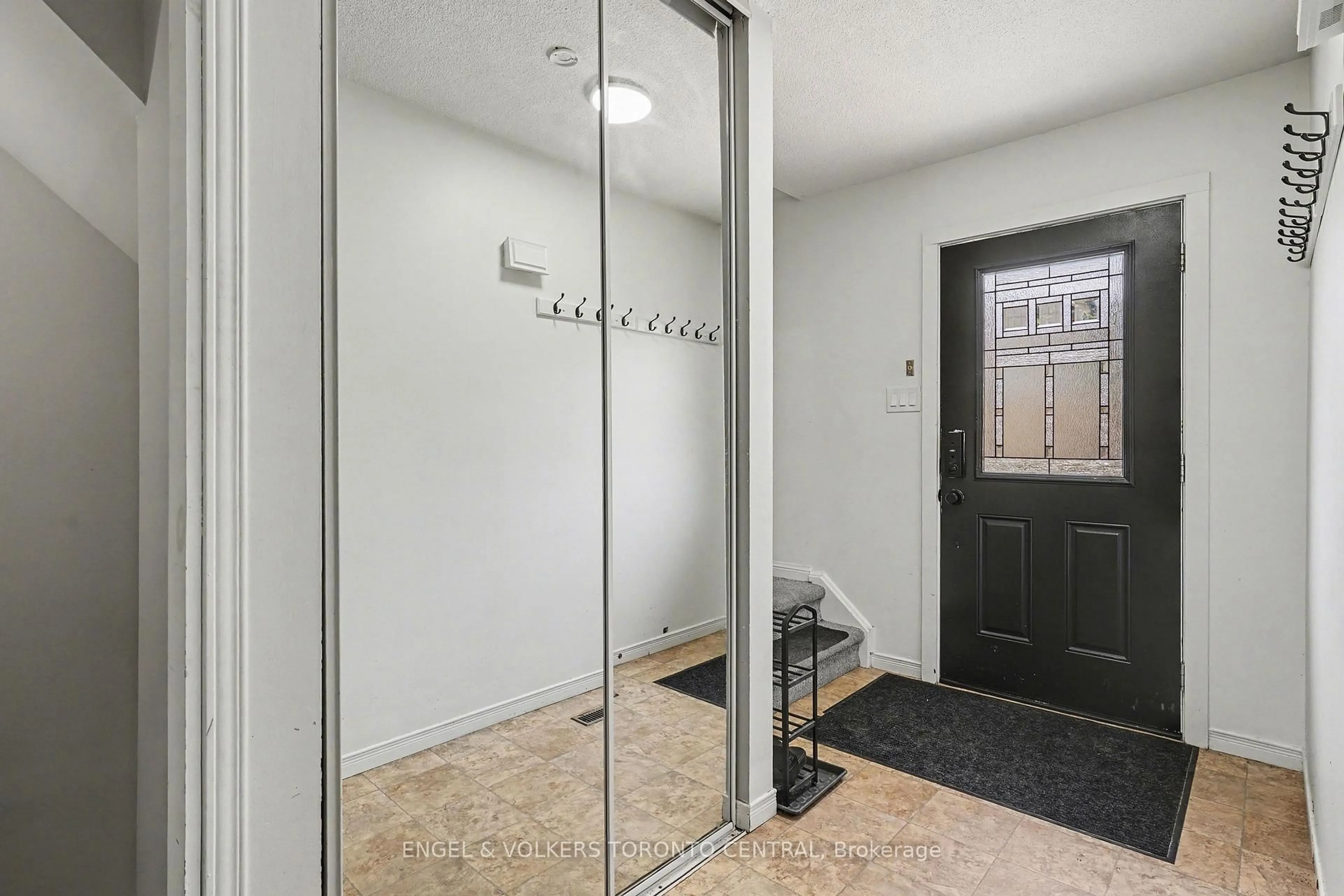 Indoor entryway for 6779 Glen Erin Dr #19, Mississauga Ontario L5N 2C1