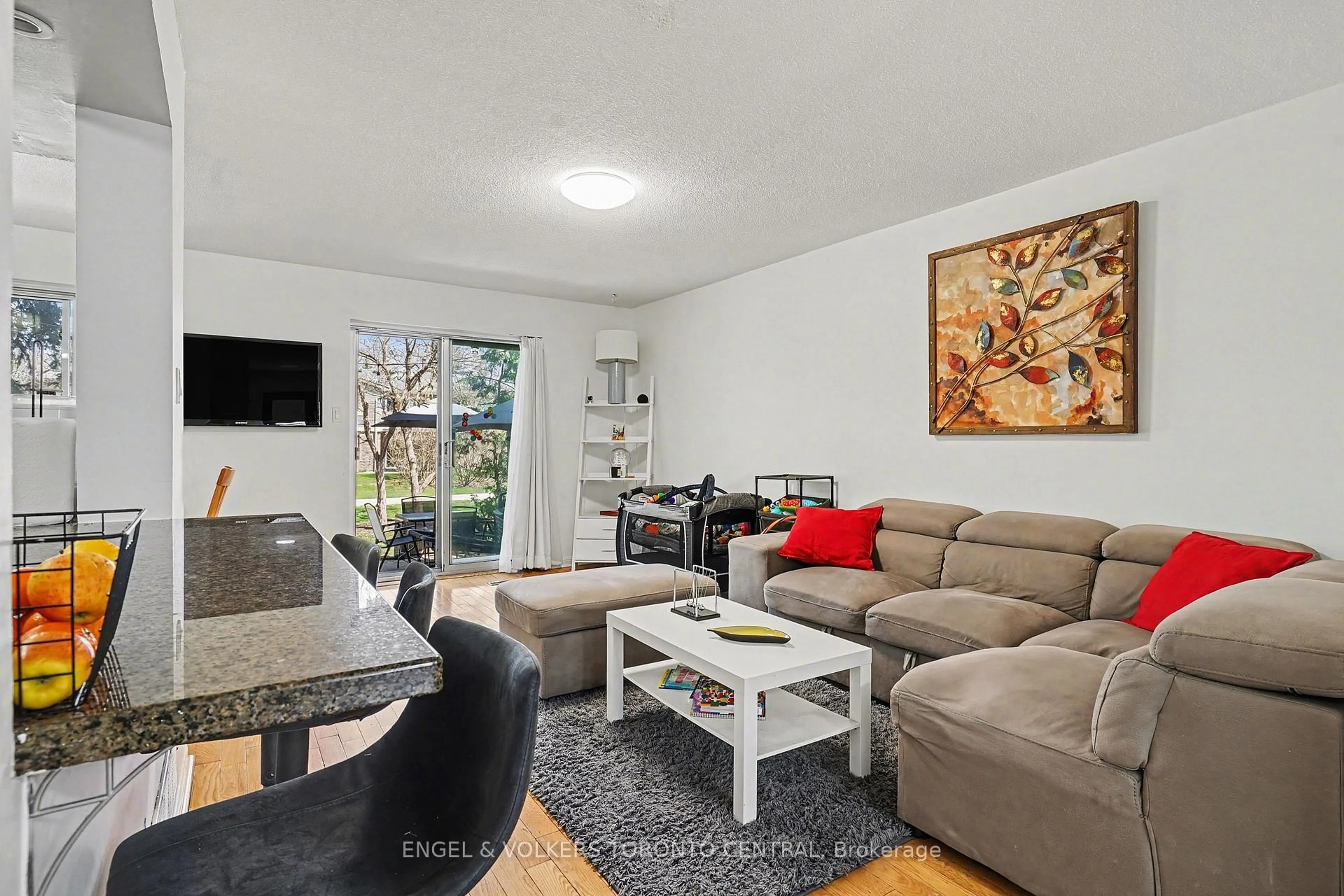 Living room with furniture, unknown for 6779 Glen Erin Dr #19, Mississauga Ontario L5N 2C1