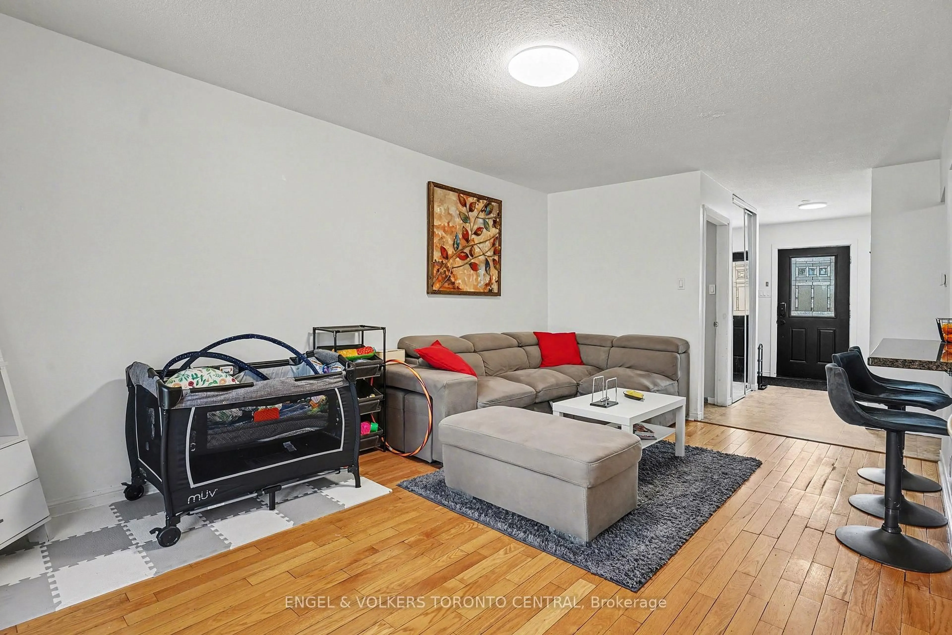 Living room with furniture, unknown for 6779 Glen Erin Dr #19, Mississauga Ontario L5N 2C1