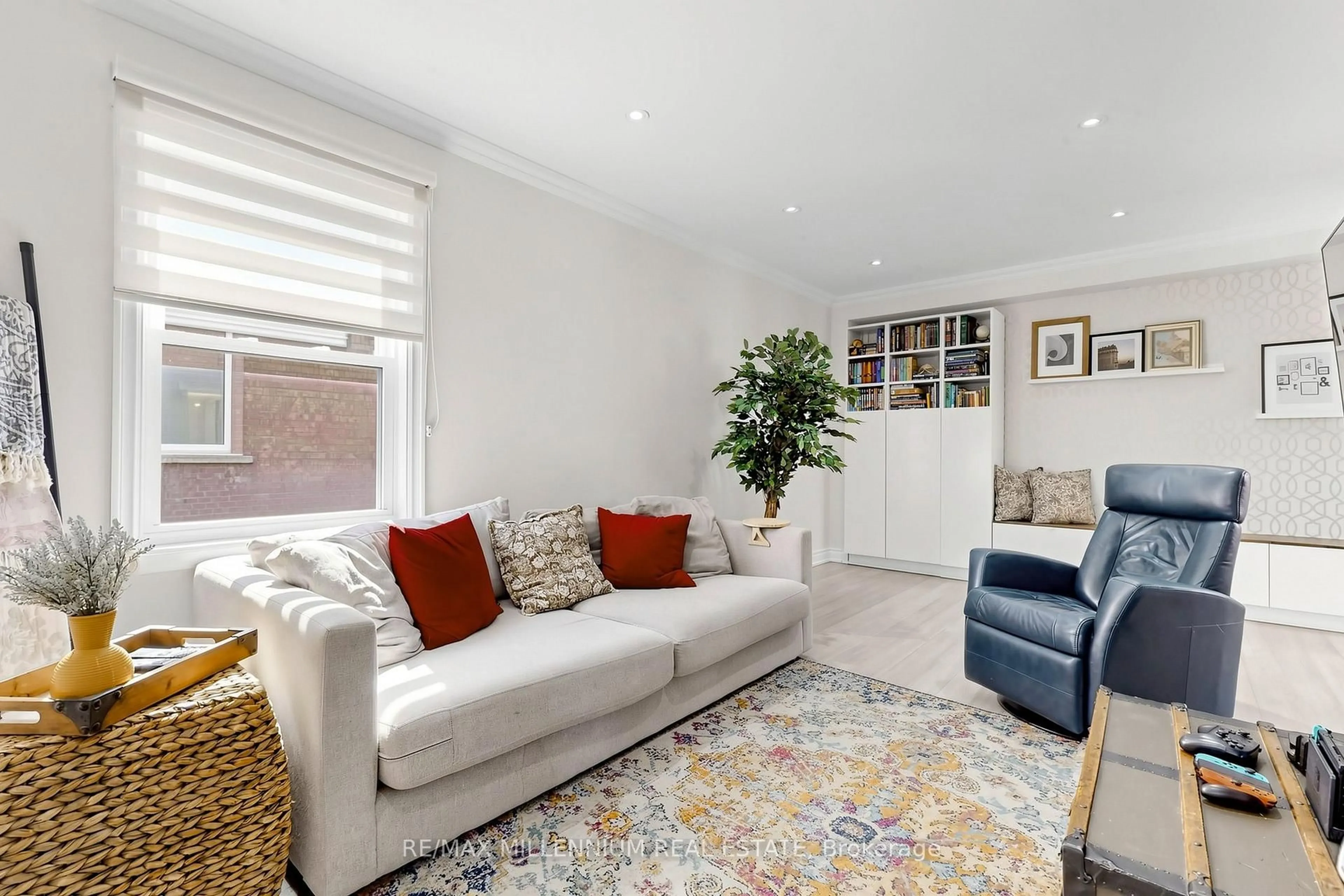 Living room with furniture, unknown for 584 Four Winds Way, Mississauga Ontario L5R 3M4