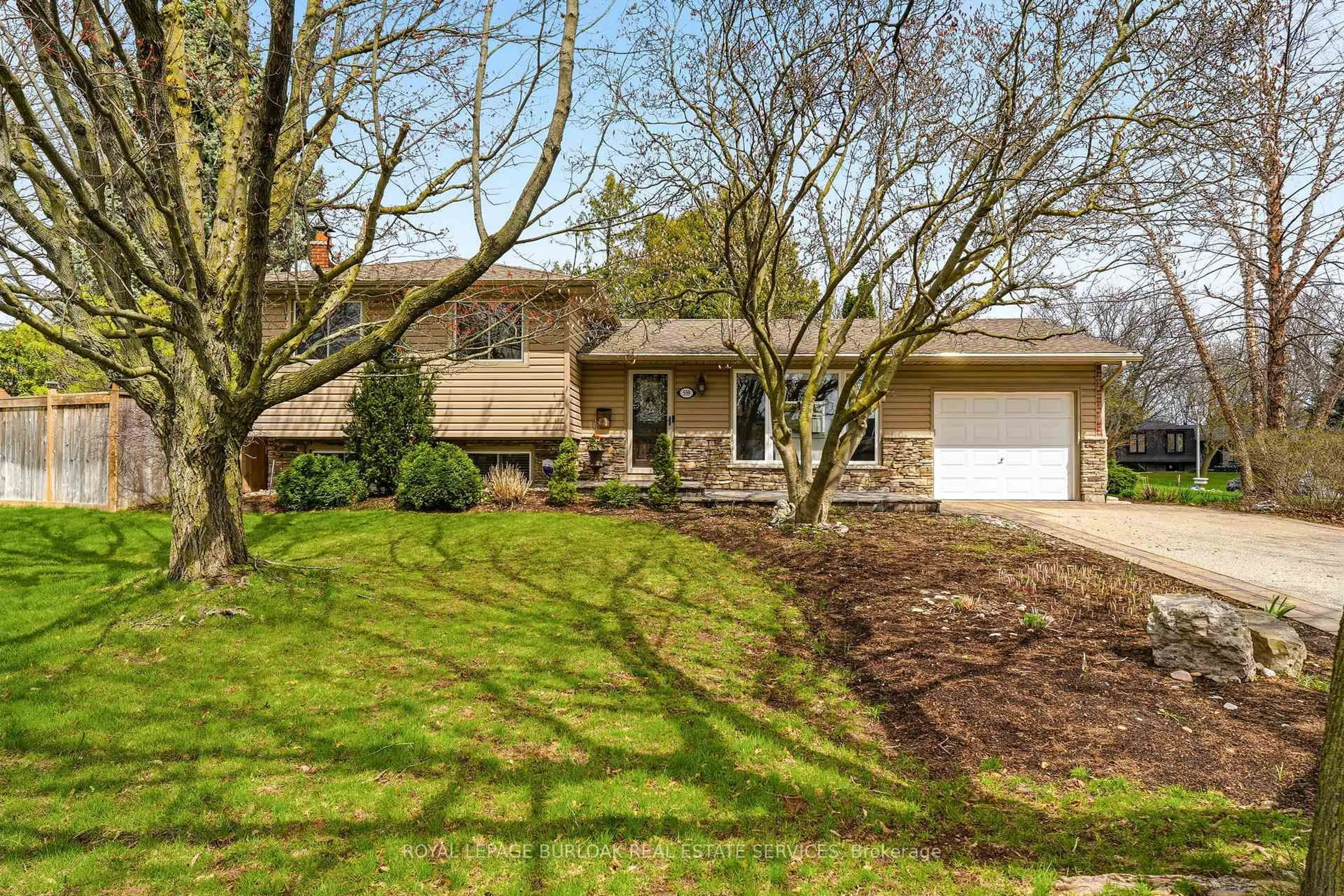 Home with vinyl exterior material, street for 559 Rexway Crt, Burlington Ontario L7N 3B6
