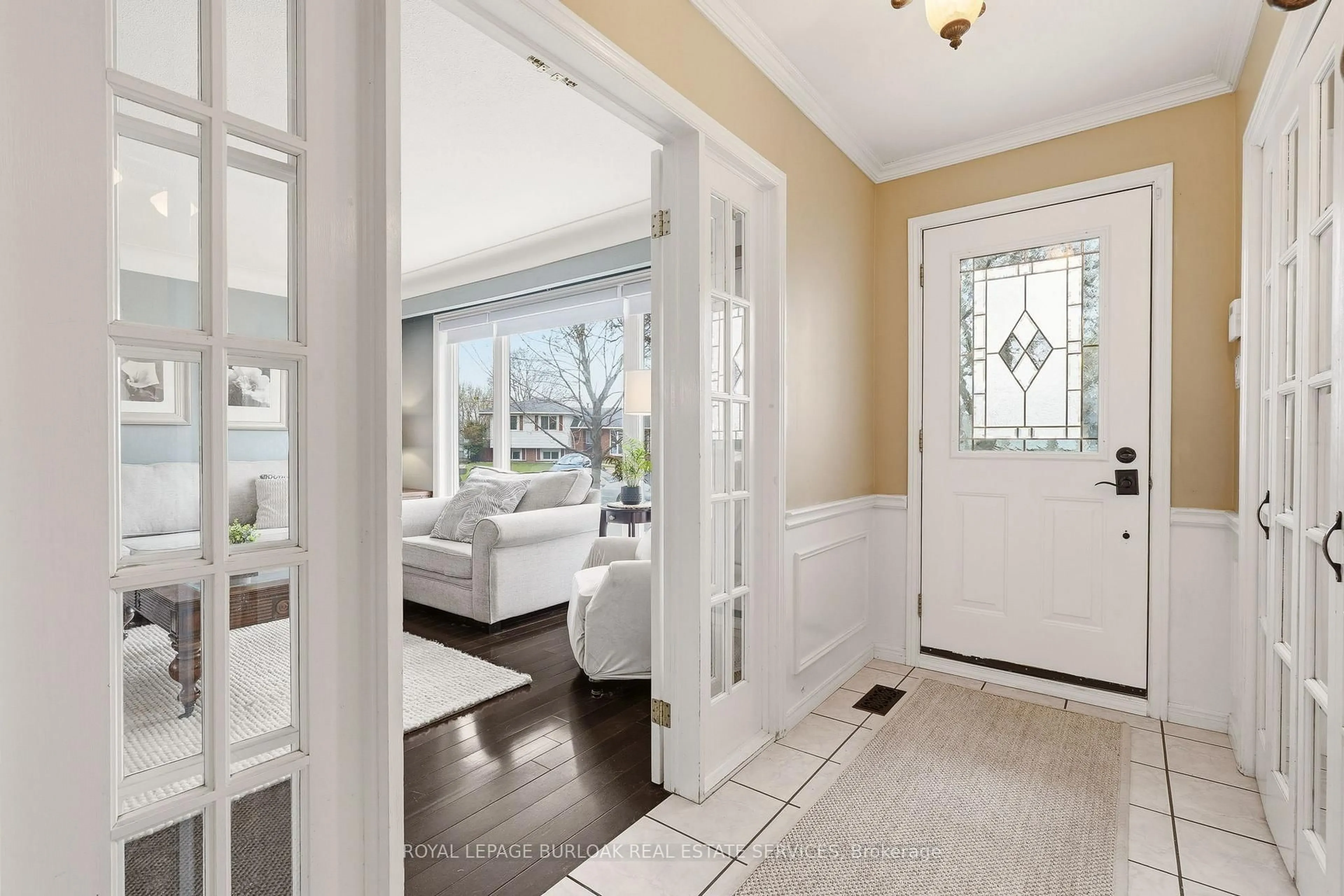 Indoor entryway for 559 Rexway Crt, Burlington Ontario L7N 3B6