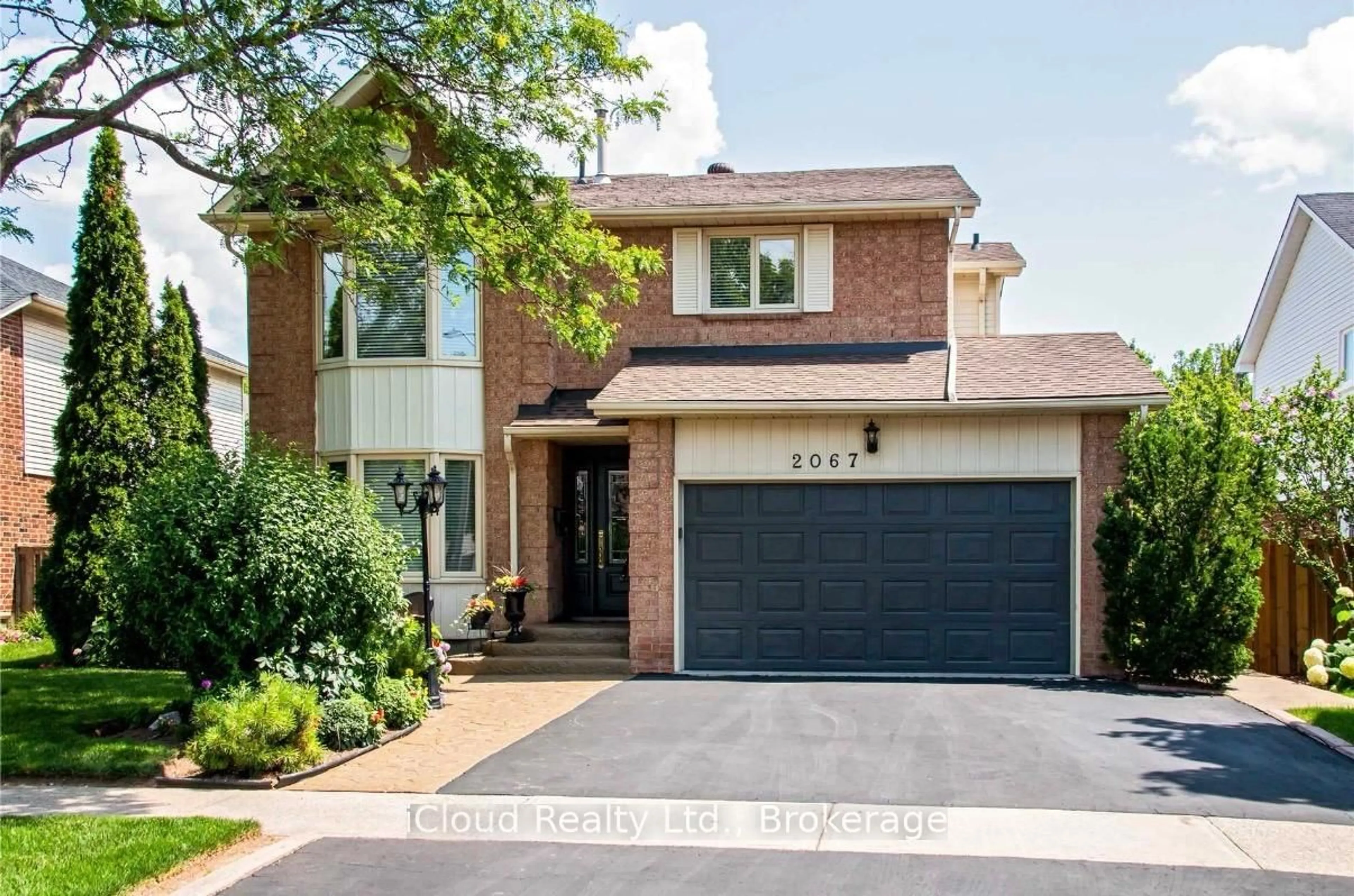 Home with brick exterior material, street for 2067 Hunters Wood Dr, Burlington Ontario L7M 2T1