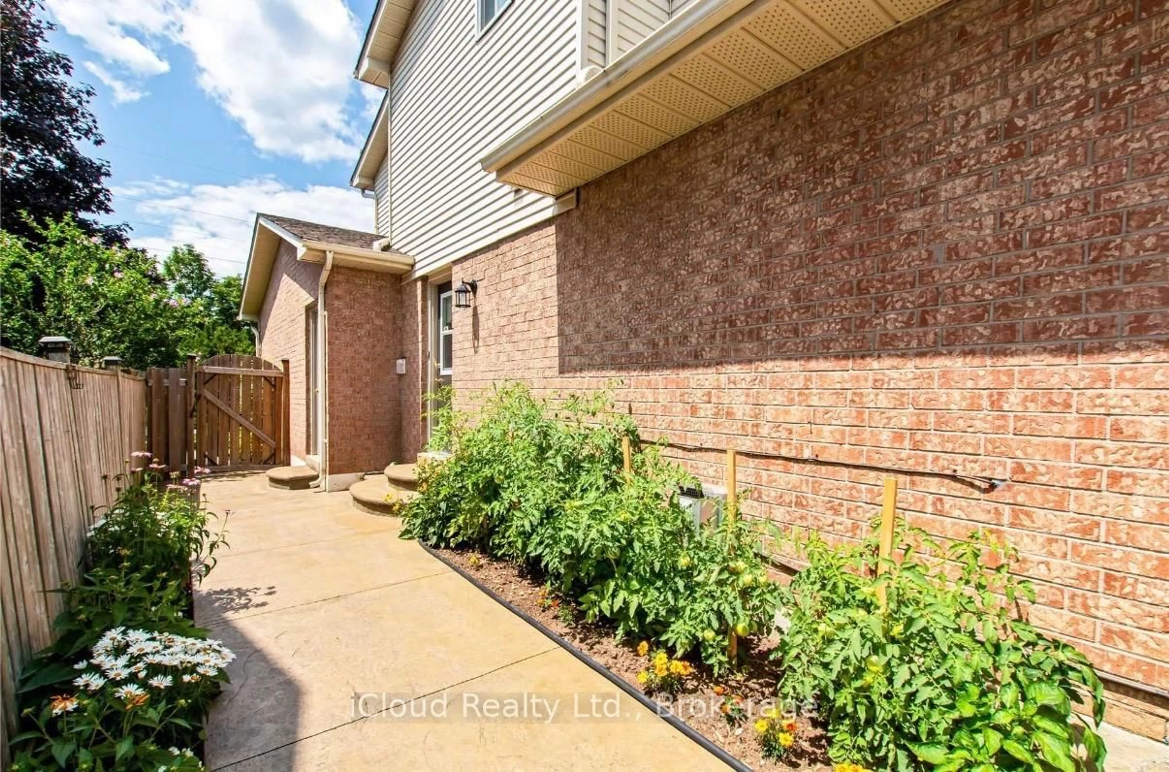 Unknown for 2067 Hunters Wood Dr, Burlington Ontario L7M 2T1