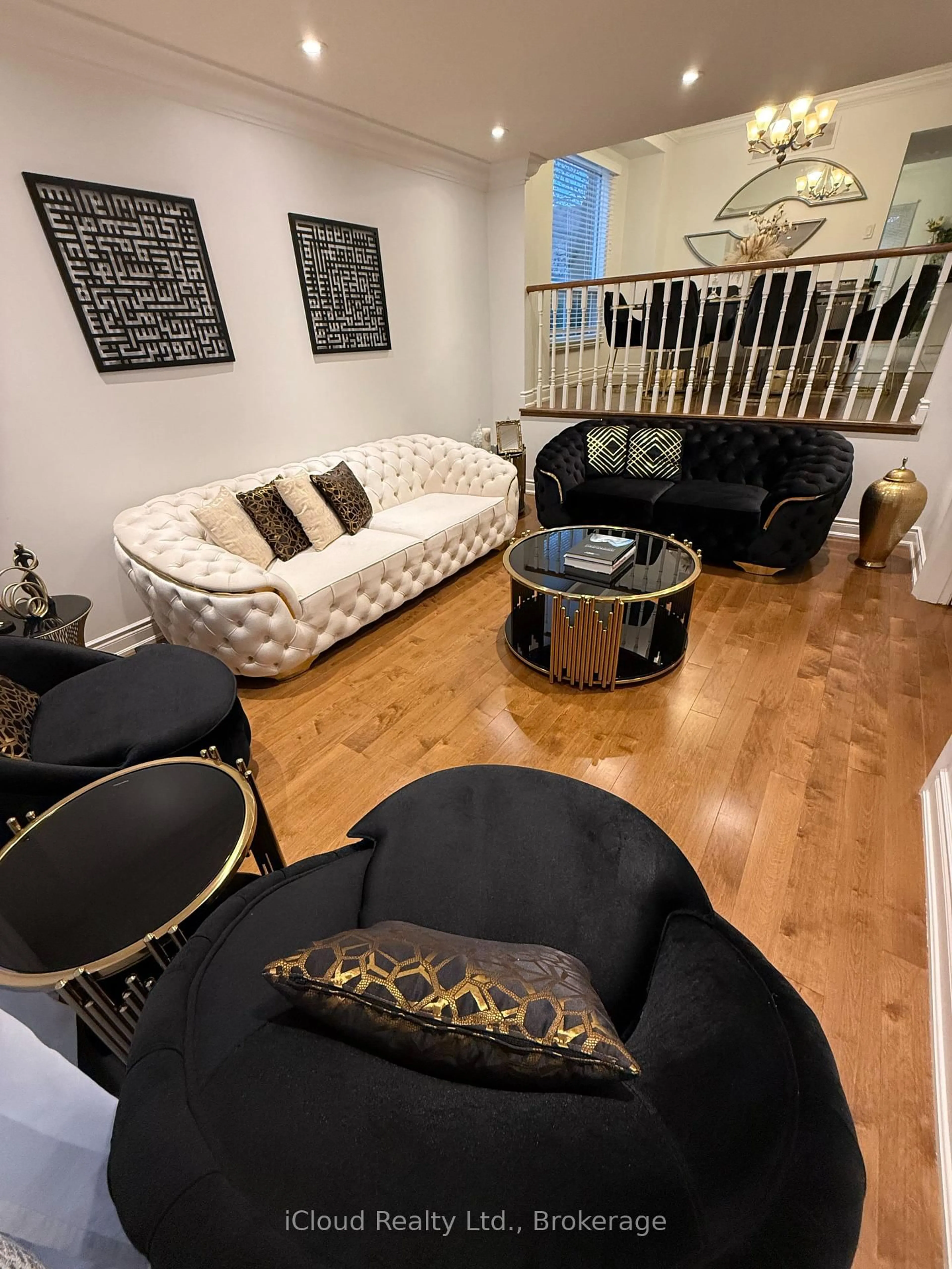 Living room with furniture, unknown for 2067 Hunters Wood Dr, Burlington Ontario L7M 2T1