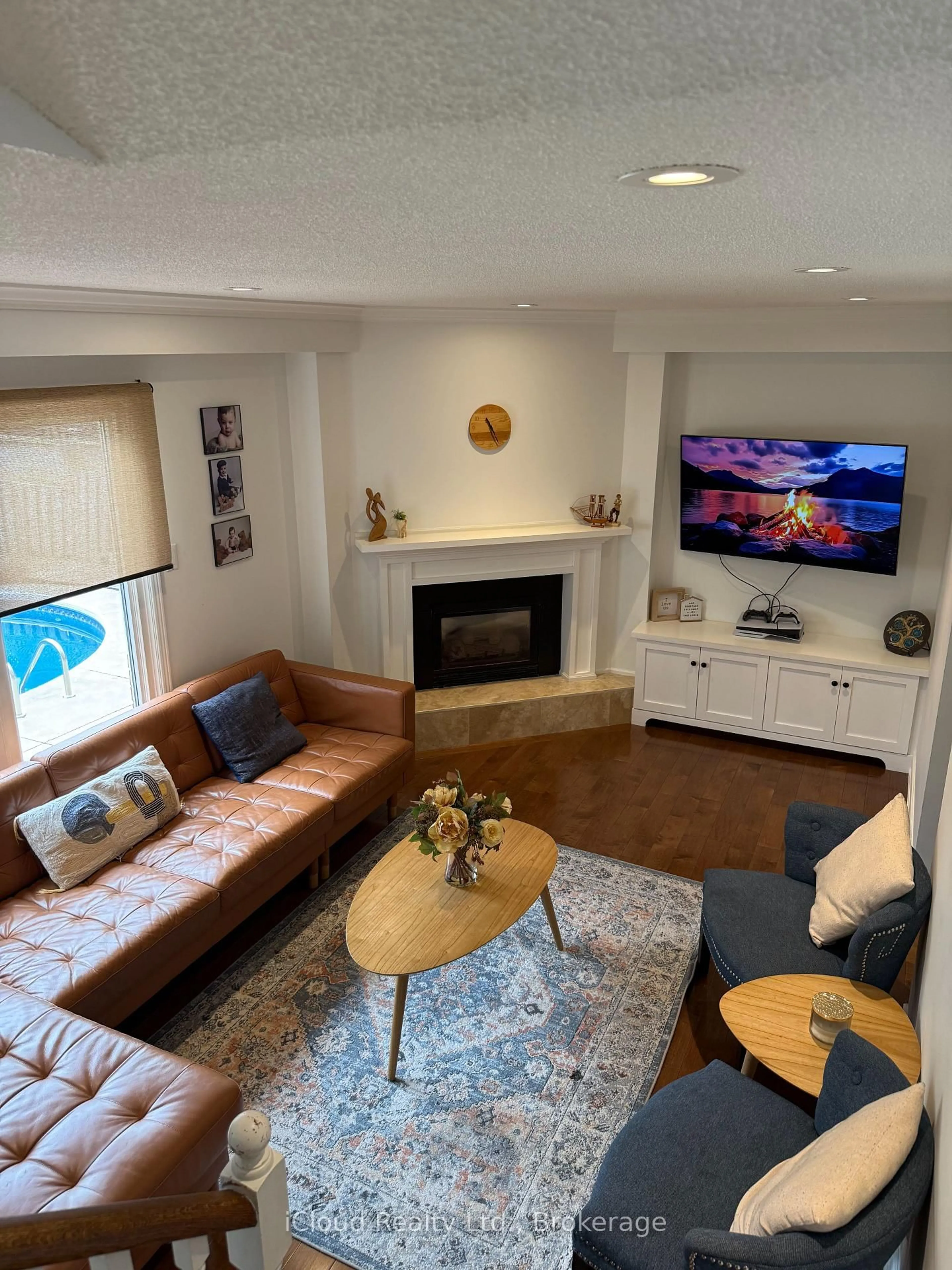 Living room with furniture, unknown for 2067 Hunters Wood Dr, Burlington Ontario L7M 2T1