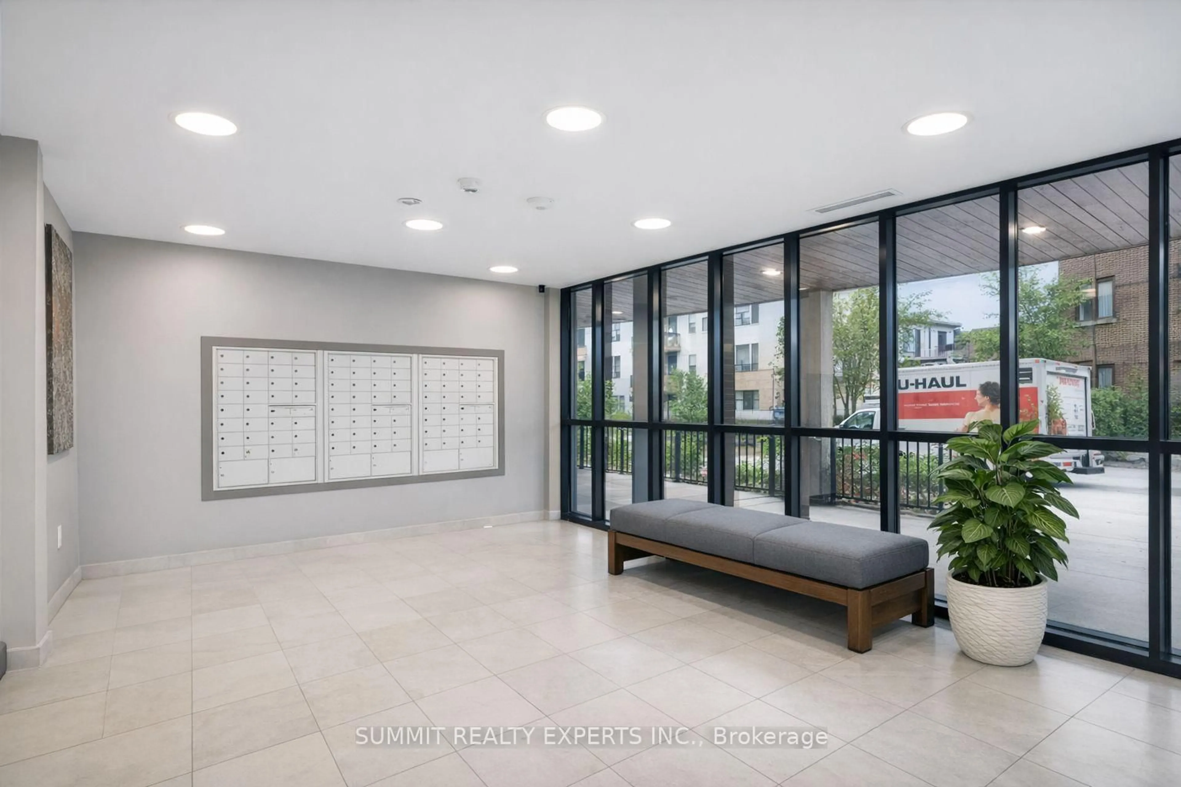 Indoor foyer for 135 Canon Jackson Dr #607, Toronto Ontario M6M 0C3