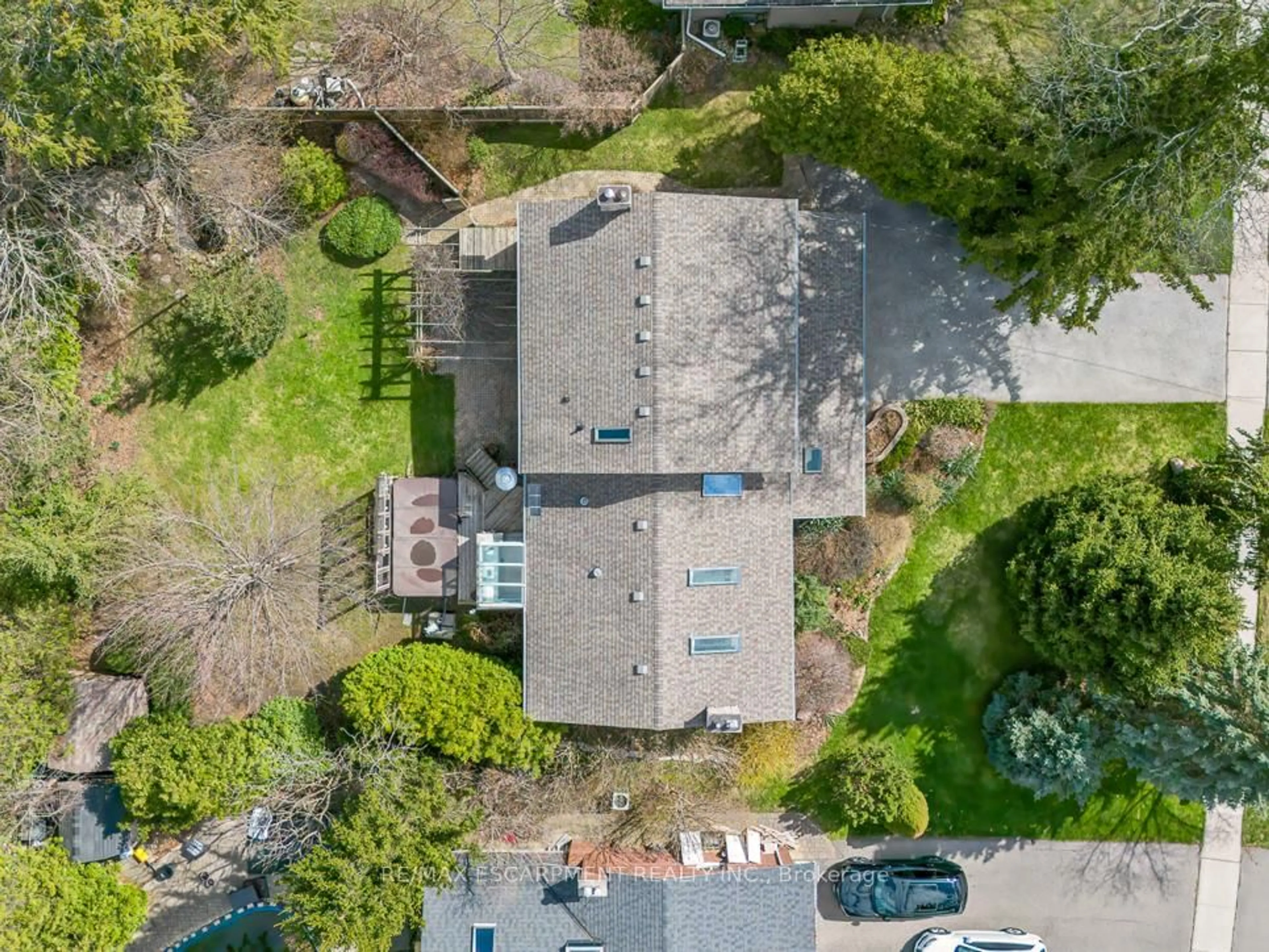 A pic from outside/outdoor area/front of a property/back of a property/a pic from drone, street for 1443 Birchwood Dr, Mississauga Ontario L5J 1T3