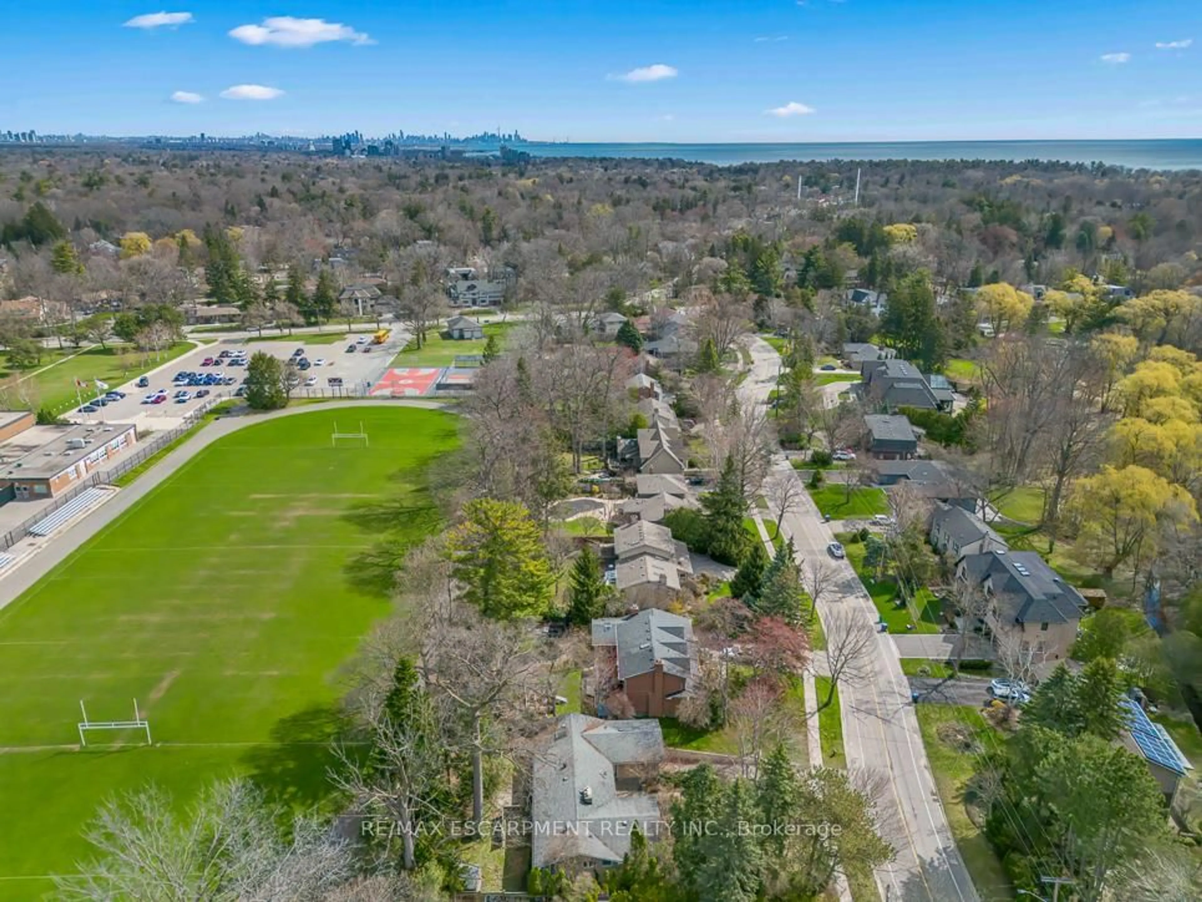 A pic from outside/outdoor area/front of a property/back of a property/a pic from drone, street for 1443 Birchwood Dr, Mississauga Ontario L5J 1T3