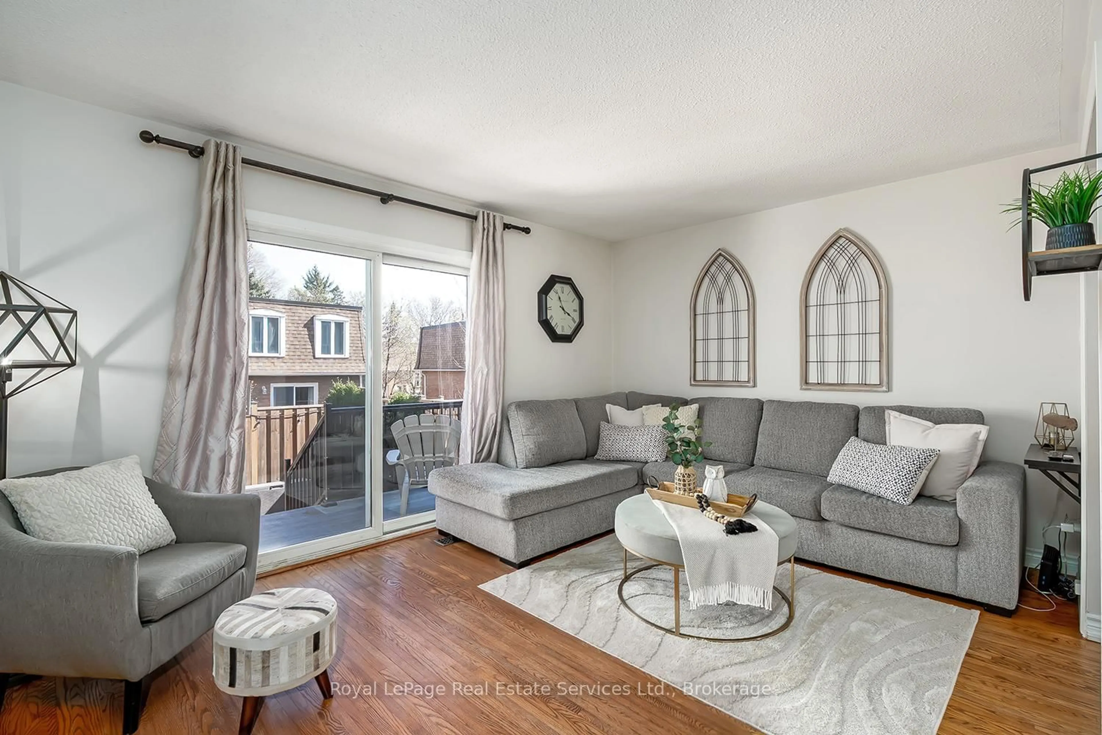 Living room with furniture, unknown for 1573 Westminster Pl, Burlington Ontario L7P 2B4