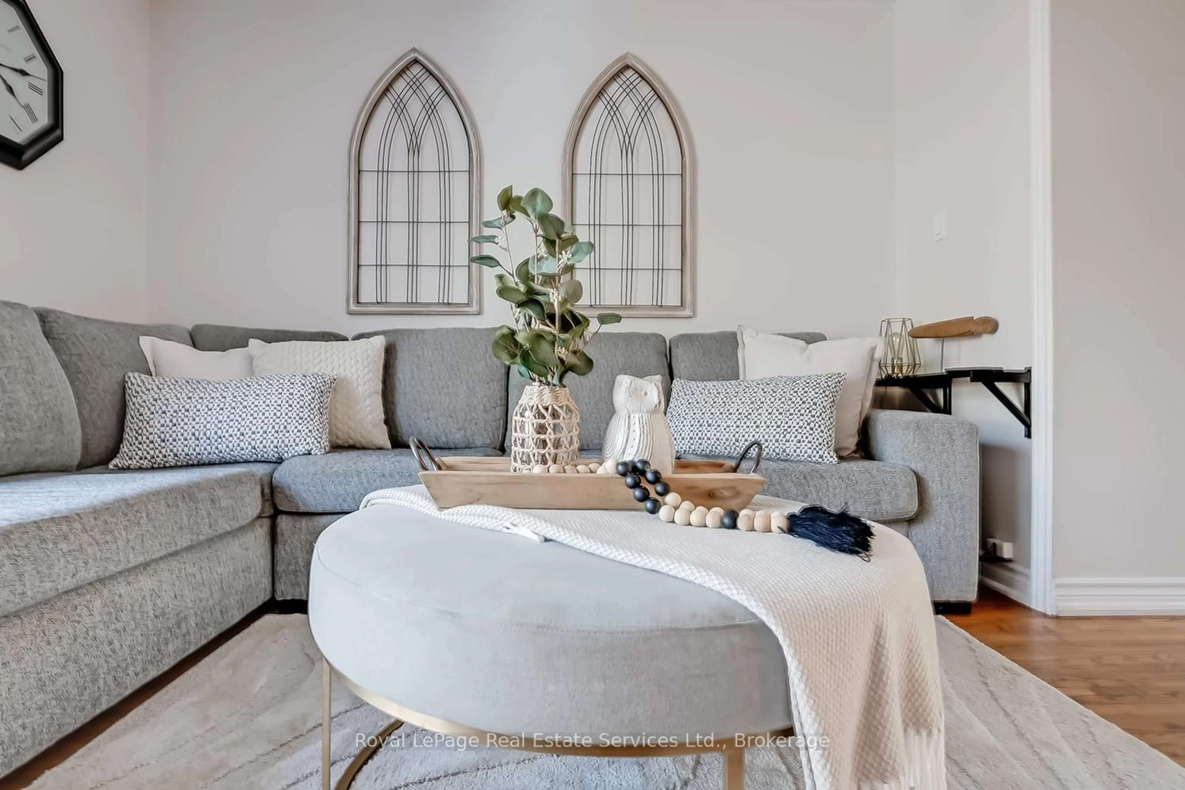 Living room with furniture, unknown for 1573 Westminster Pl, Burlington Ontario L7P 2B4