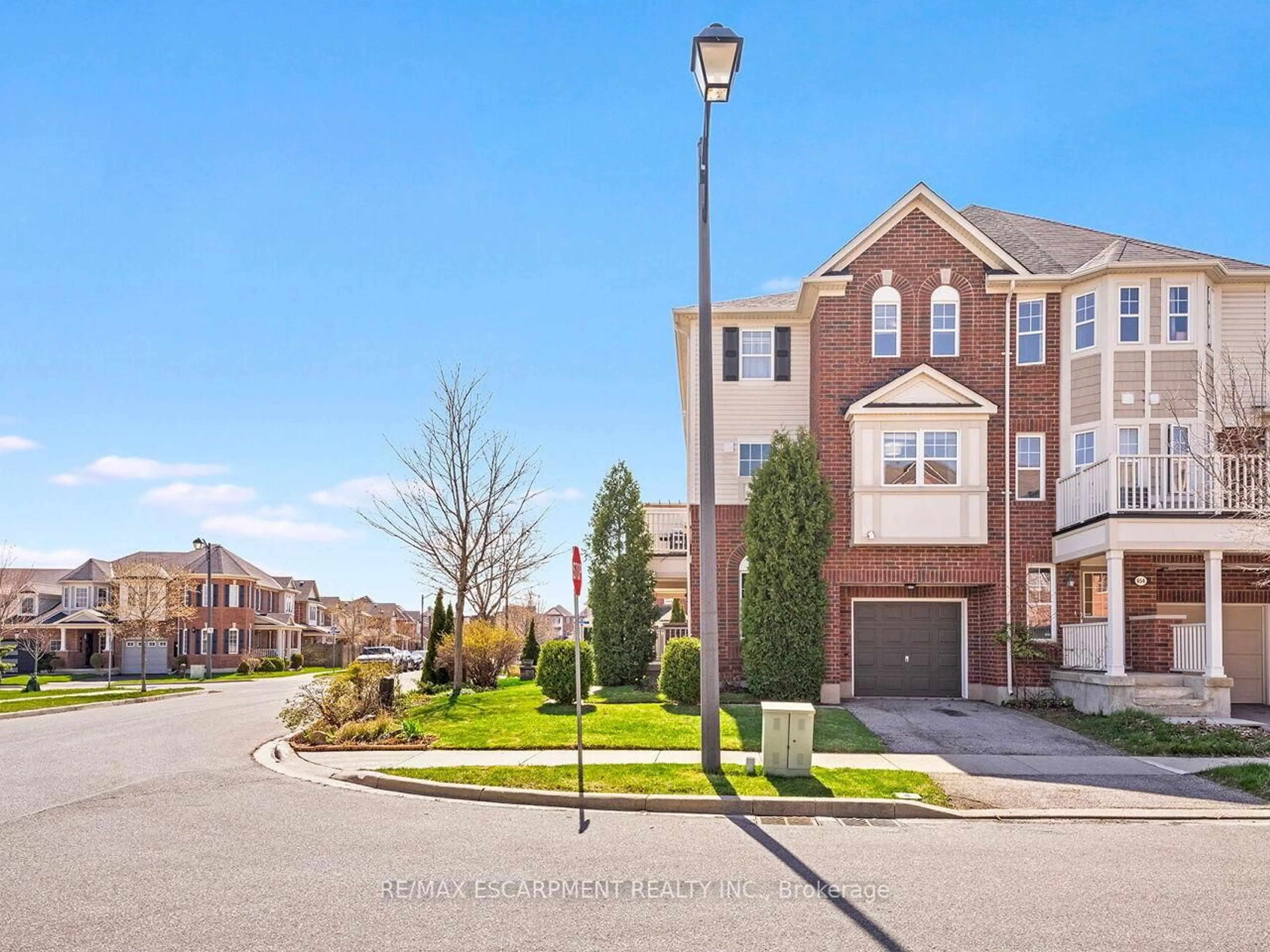 A pic from outside/outdoor area/front of a property/back of a property/a pic from drone, street for 656 Frank Pl, Milton Ontario L9T 0P8