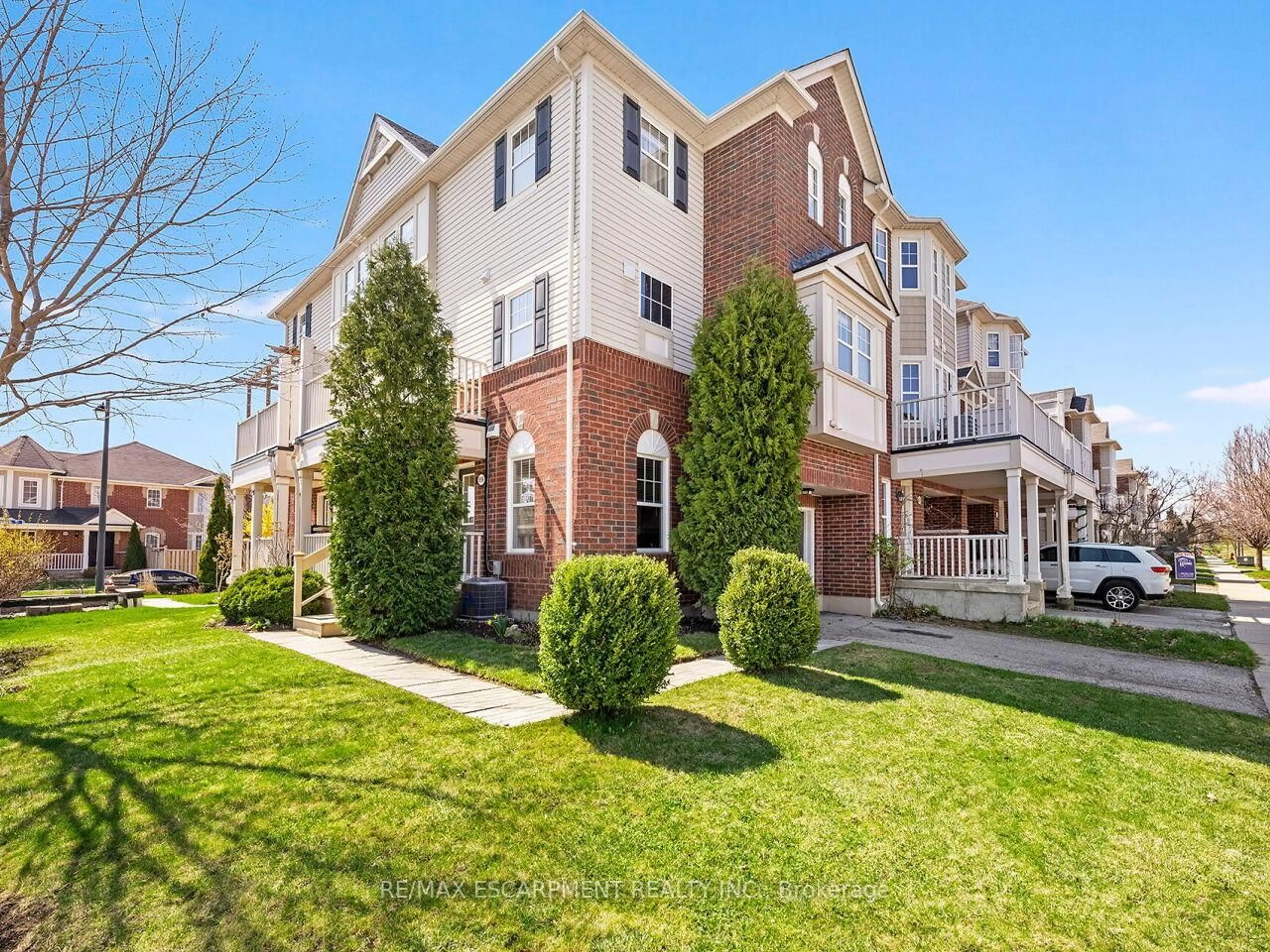 A pic from outside/outdoor area/front of a property/back of a property/a pic from drone, street for 656 Frank Pl, Milton Ontario L9T 0P8