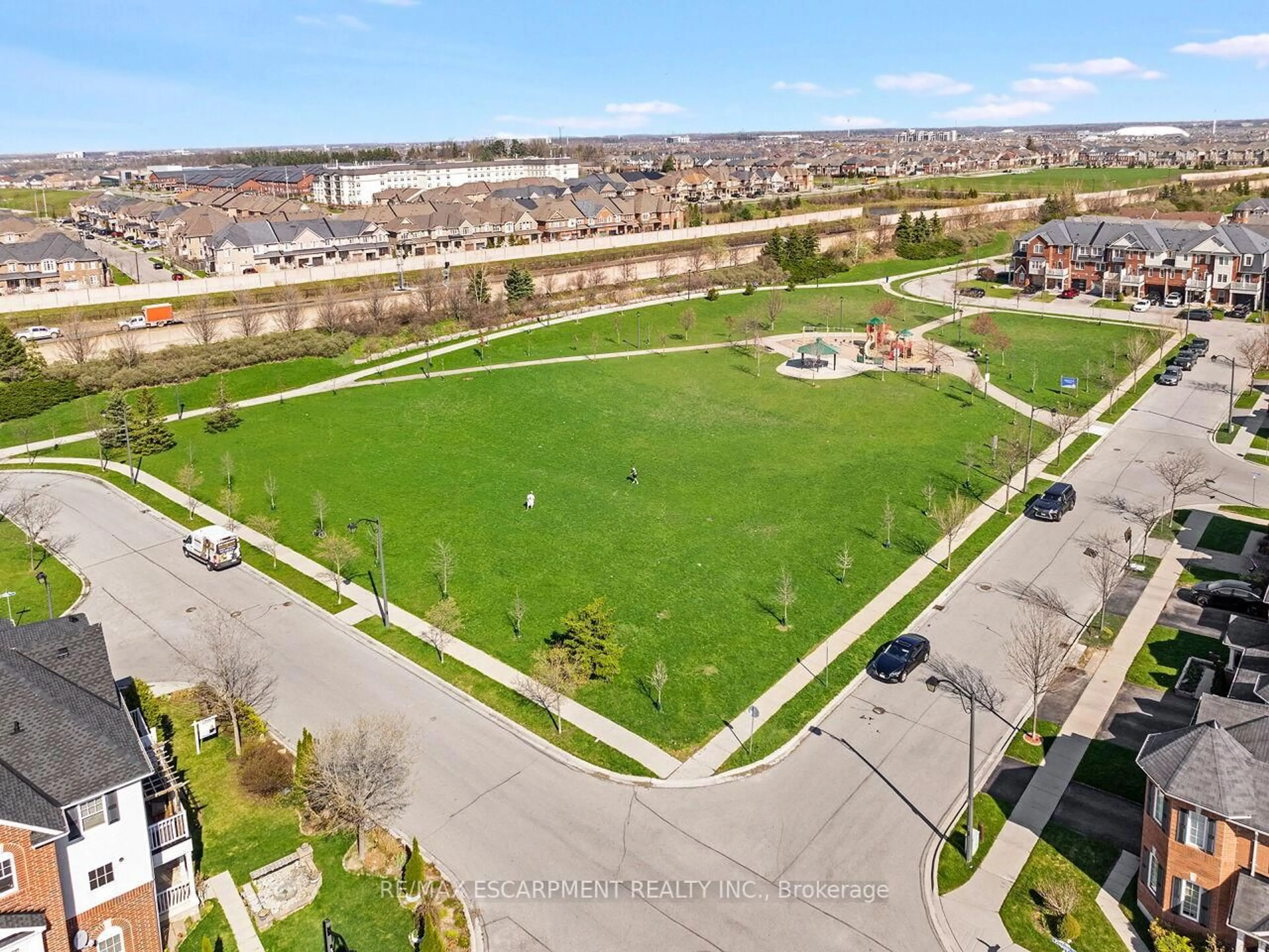 A pic from outside/outdoor area/front of a property/back of a property/a pic from drone, street for 656 Frank Pl, Milton Ontario L9T 0P8