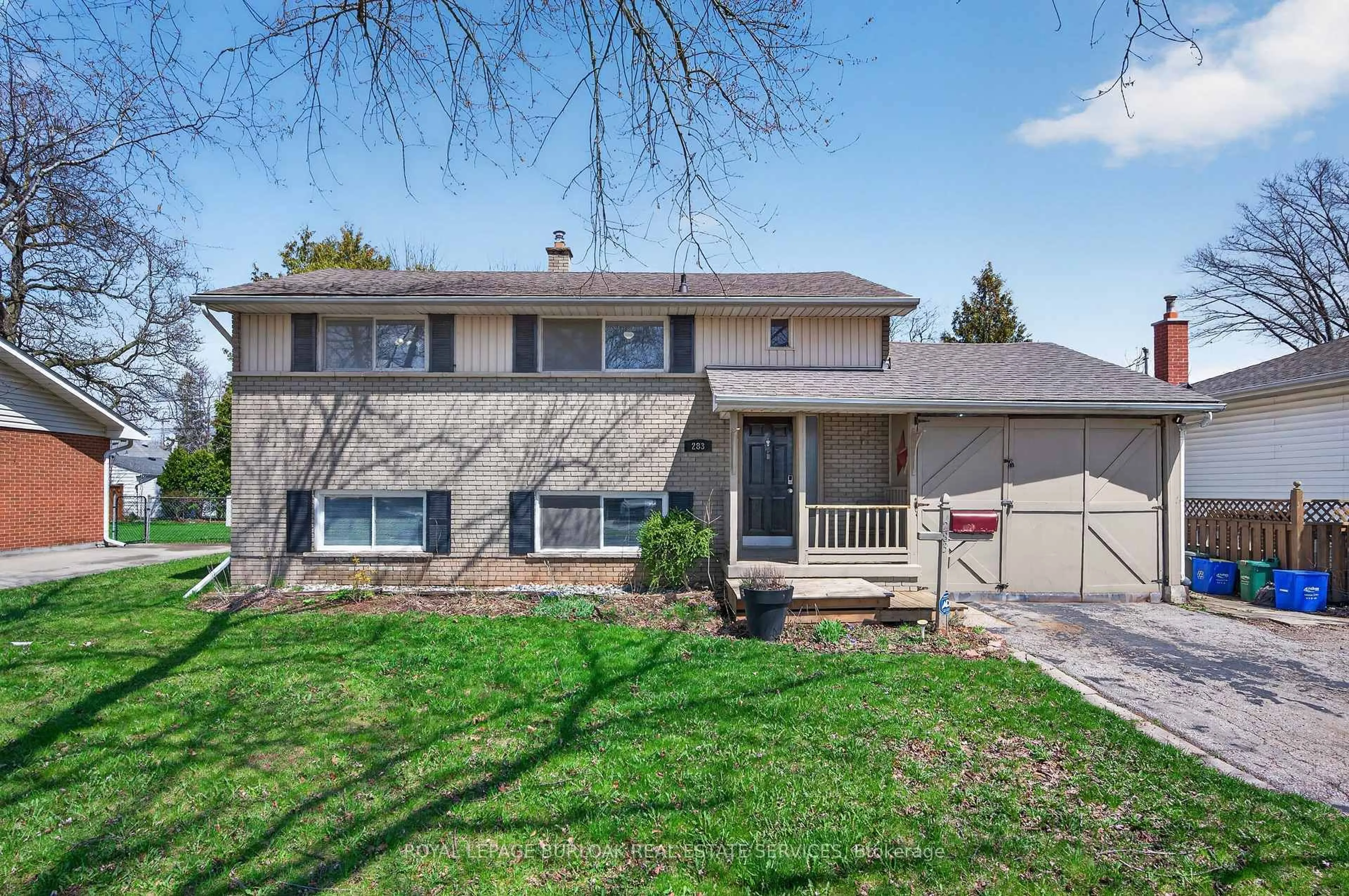 Home with vinyl exterior material, street for 283 Kenwood Ave, Burlington Ontario L7L 4L9