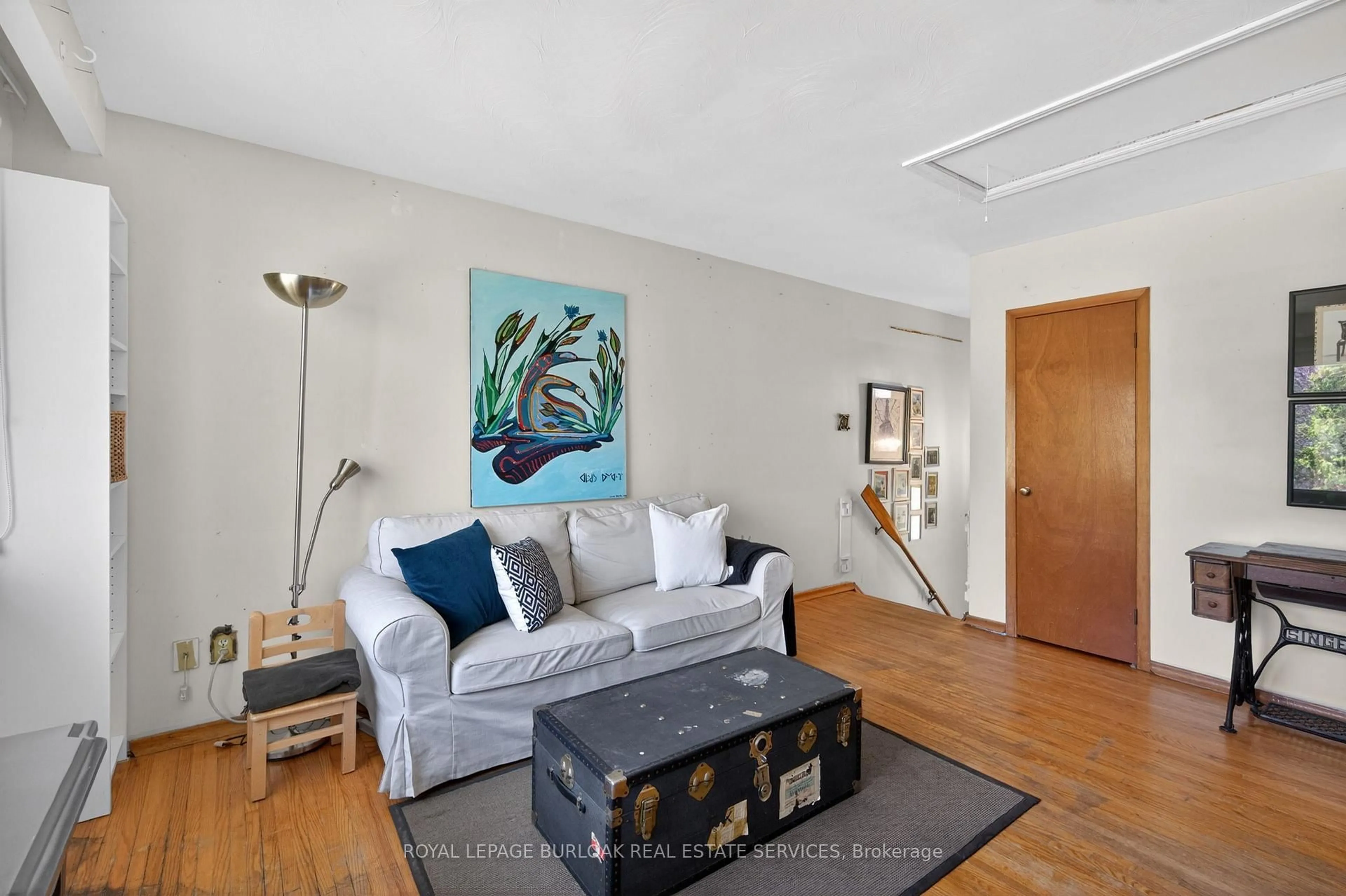 Living room with furniture, unknown for 283 Kenwood Ave, Burlington Ontario L7L 4L9