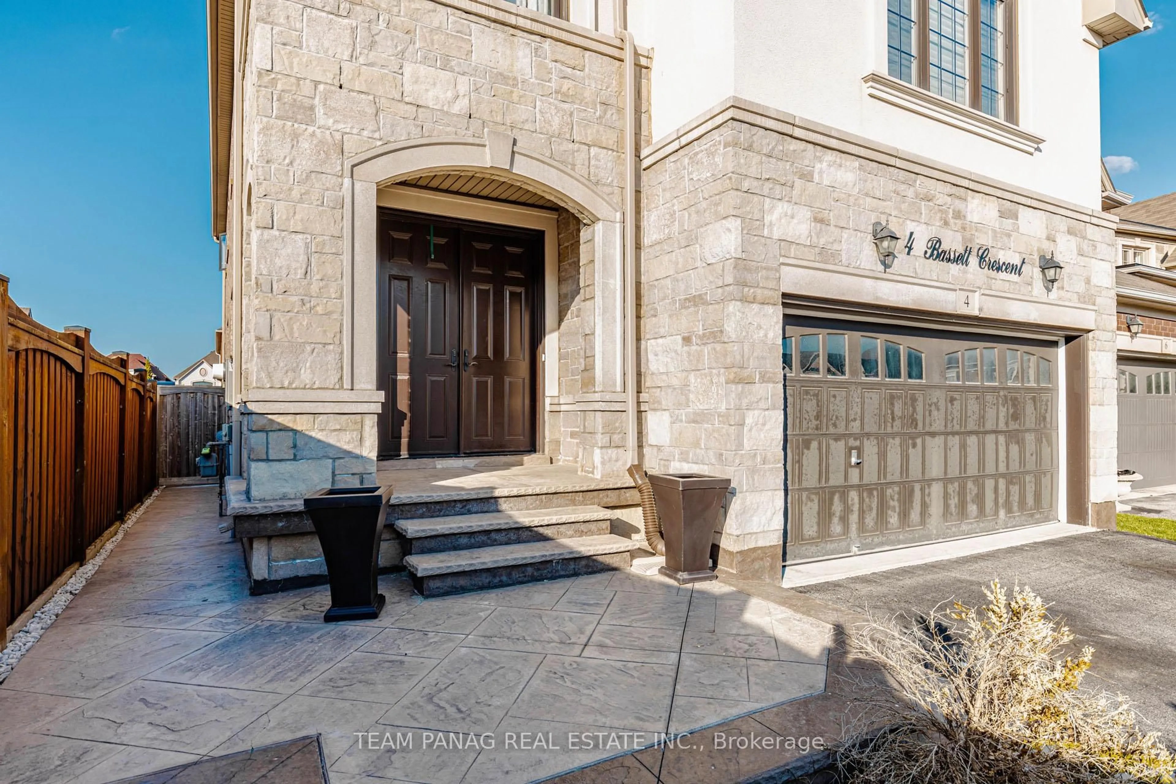 Indoor entryway for 4 Bassett Cres, Brampton Ontario L6X 5G2