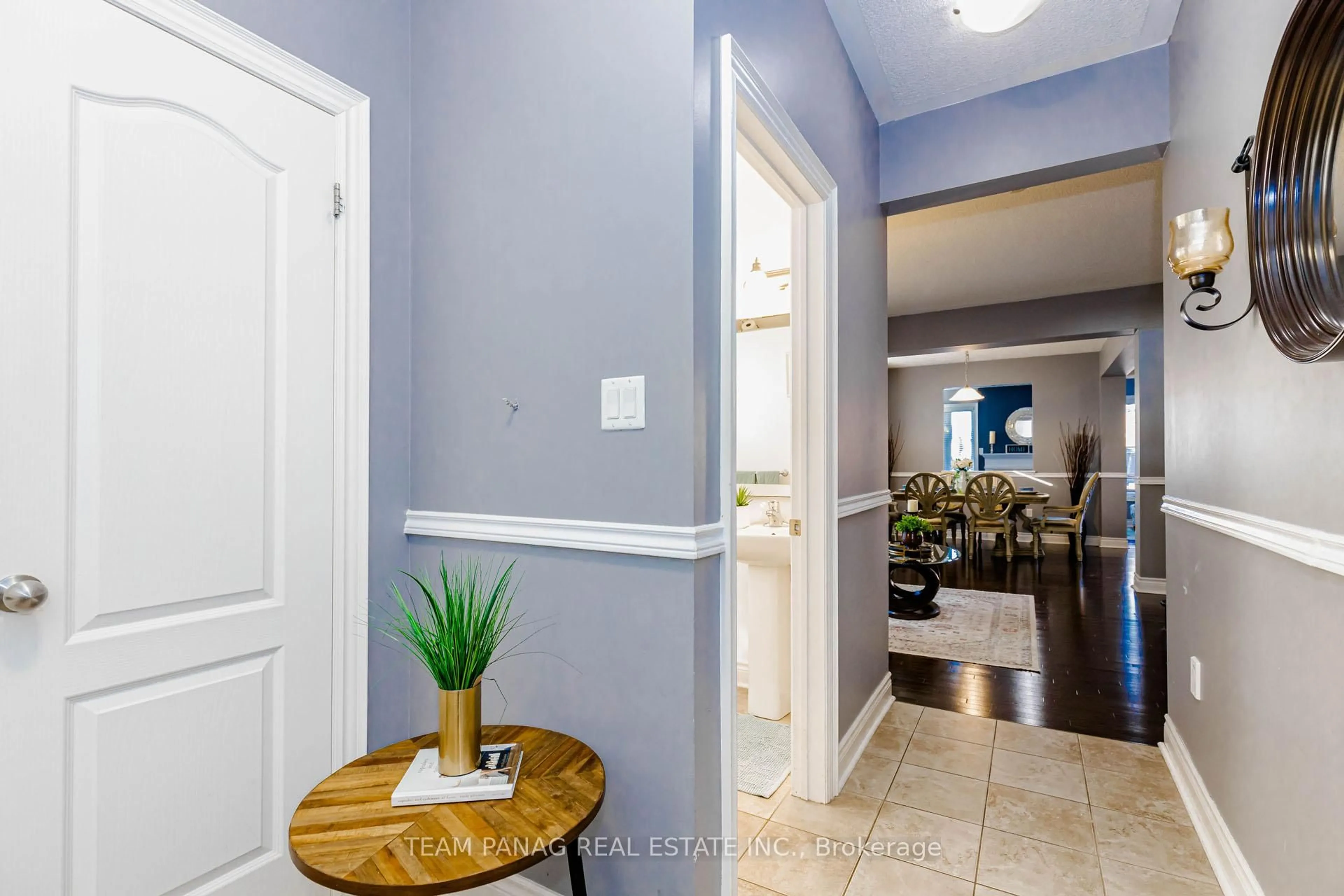 Indoor entryway for 4 Bassett Cres, Brampton Ontario L6X 5G2