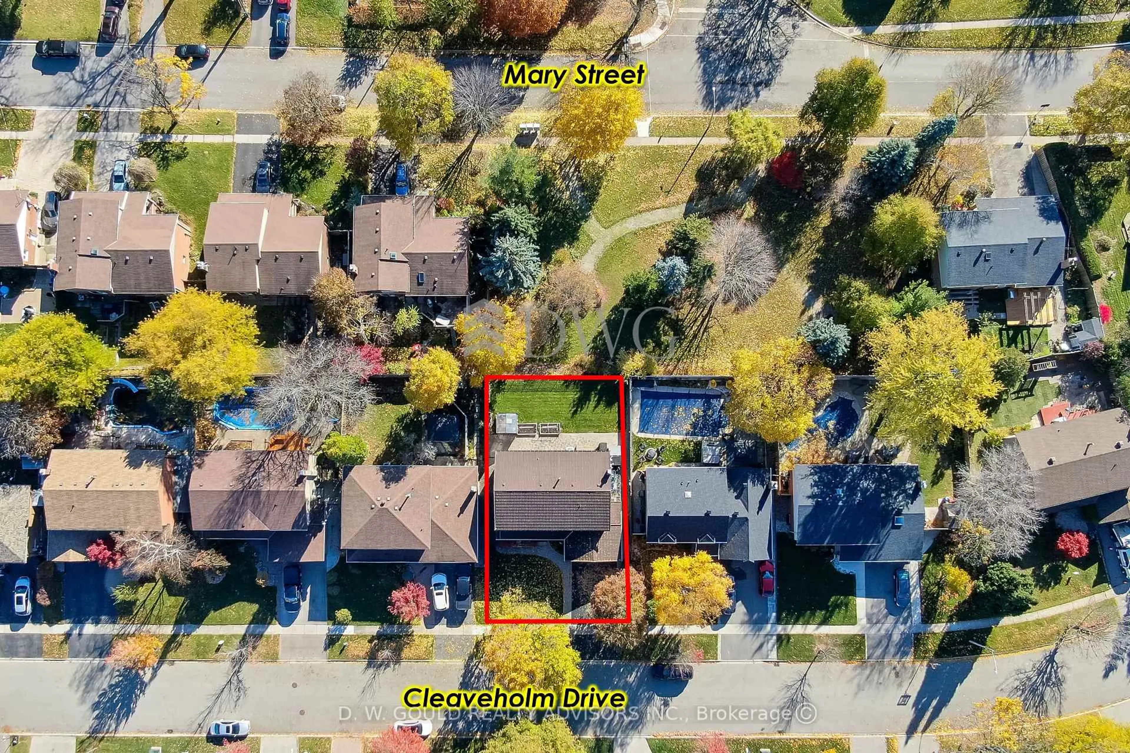 A pic from outside/outdoor area/front of a property/back of a property/a pic from drone, street for 41 Cleaveholm Dr, Halton Hills Ontario L7G 3E3