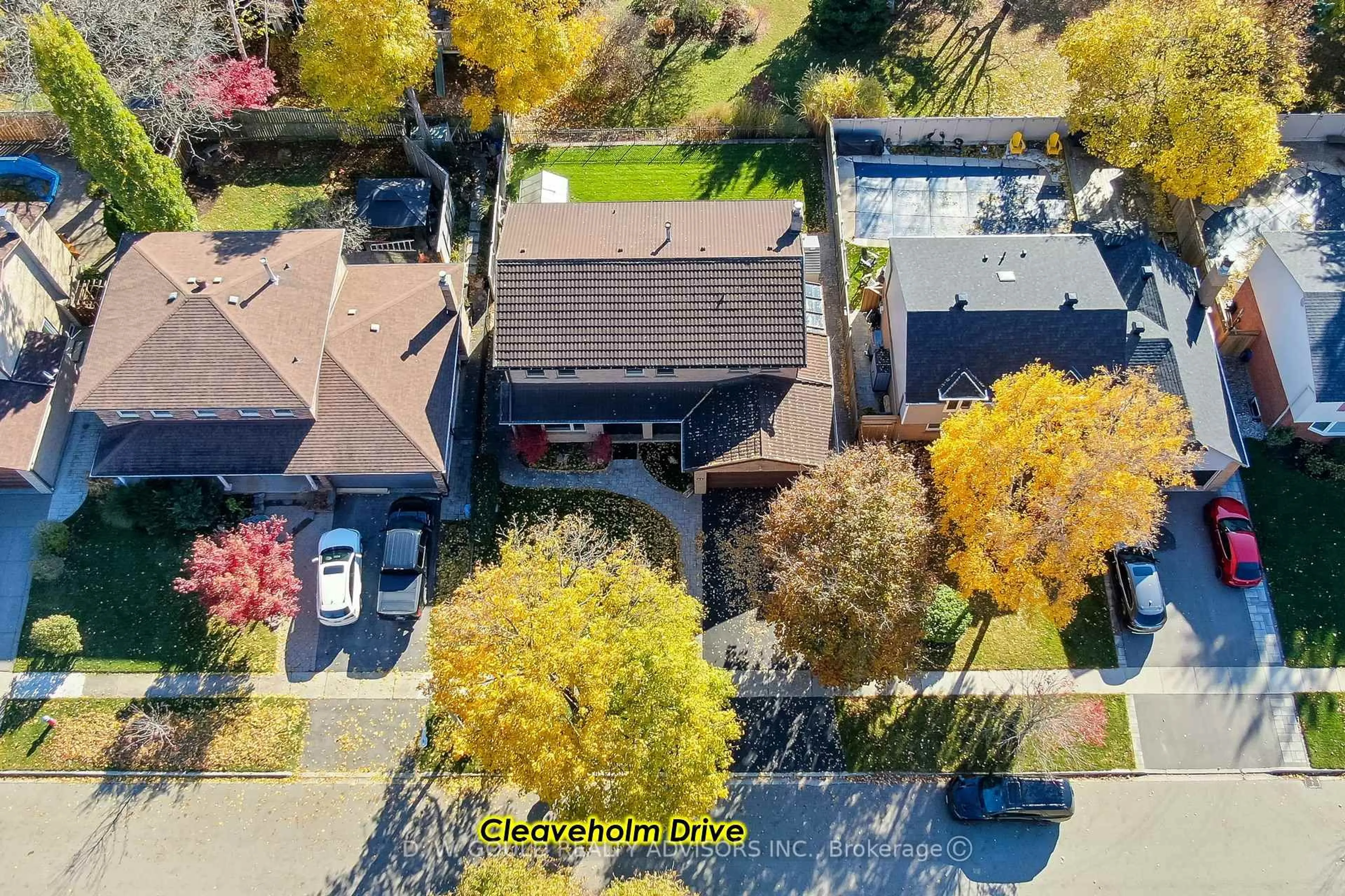 A pic from outside/outdoor area/front of a property/back of a property/a pic from drone, street for 41 Cleaveholm Dr, Halton Hills Ontario L7G 3E3