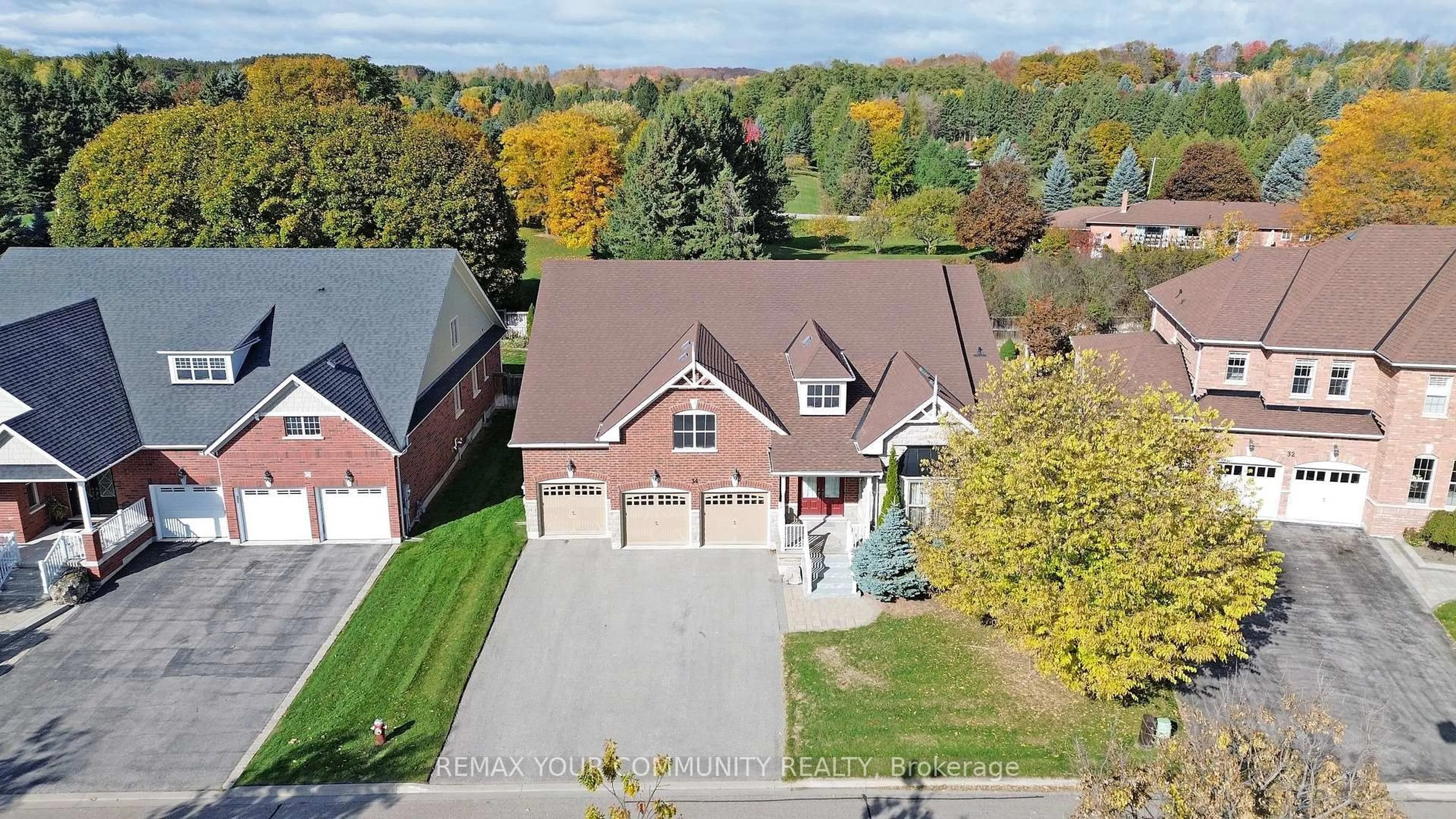 A pic from outside/outdoor area/front of a property/back of a property/a pic from drone, street for 34 Mccandless Crt, Caledon Ontario L7C 3R6