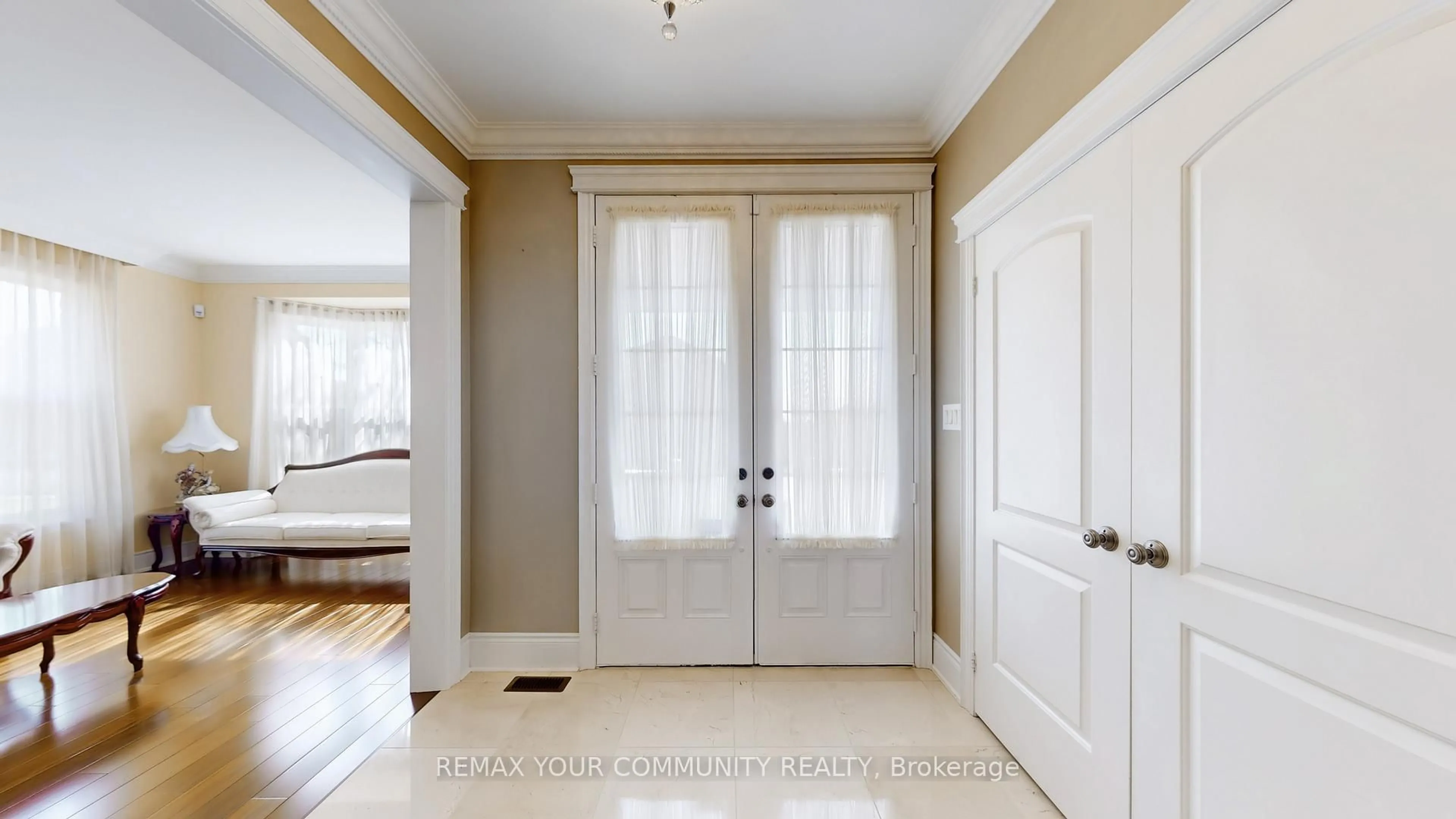 Indoor entryway for 34 Mccandless Crt, Caledon Ontario L7C 3R6
