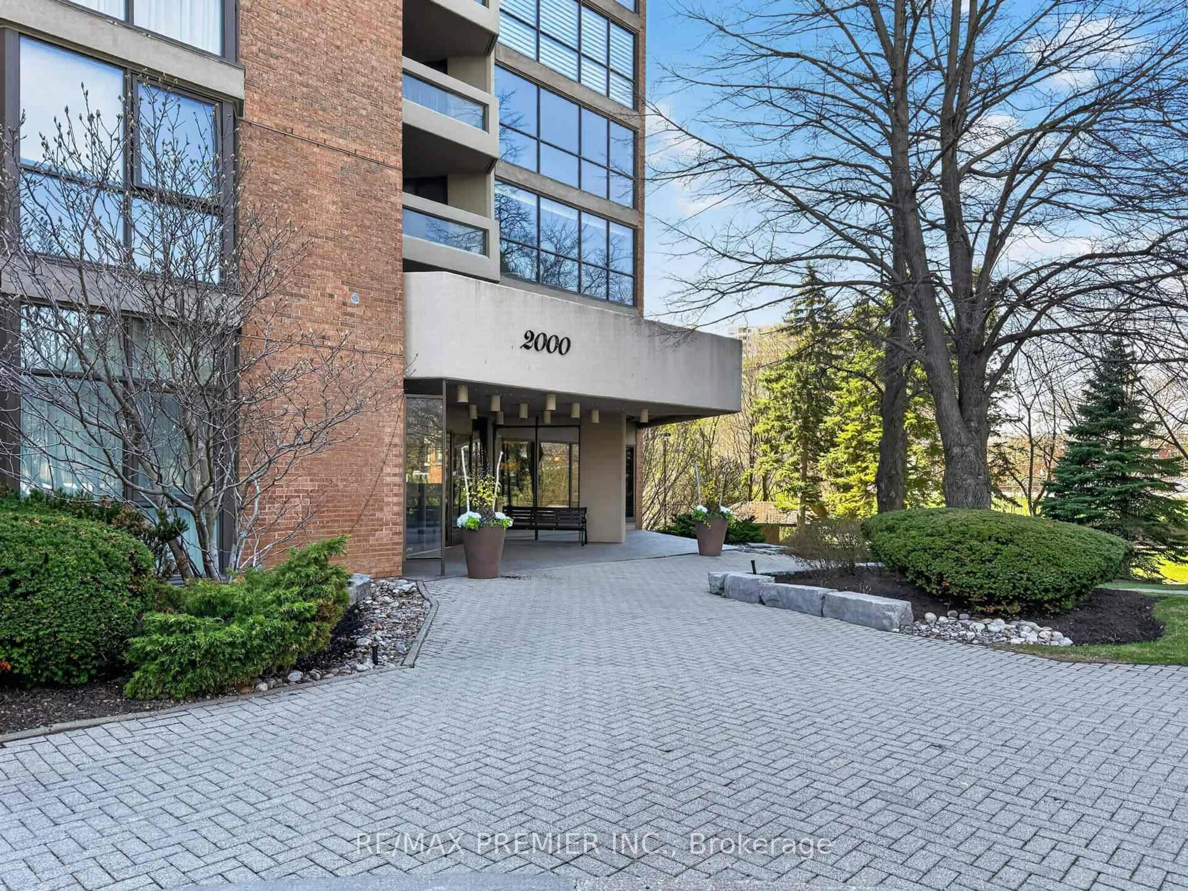 Indoor foyer for 2000 Islington Ave #2211, Toronto Ontario M9P 3S7