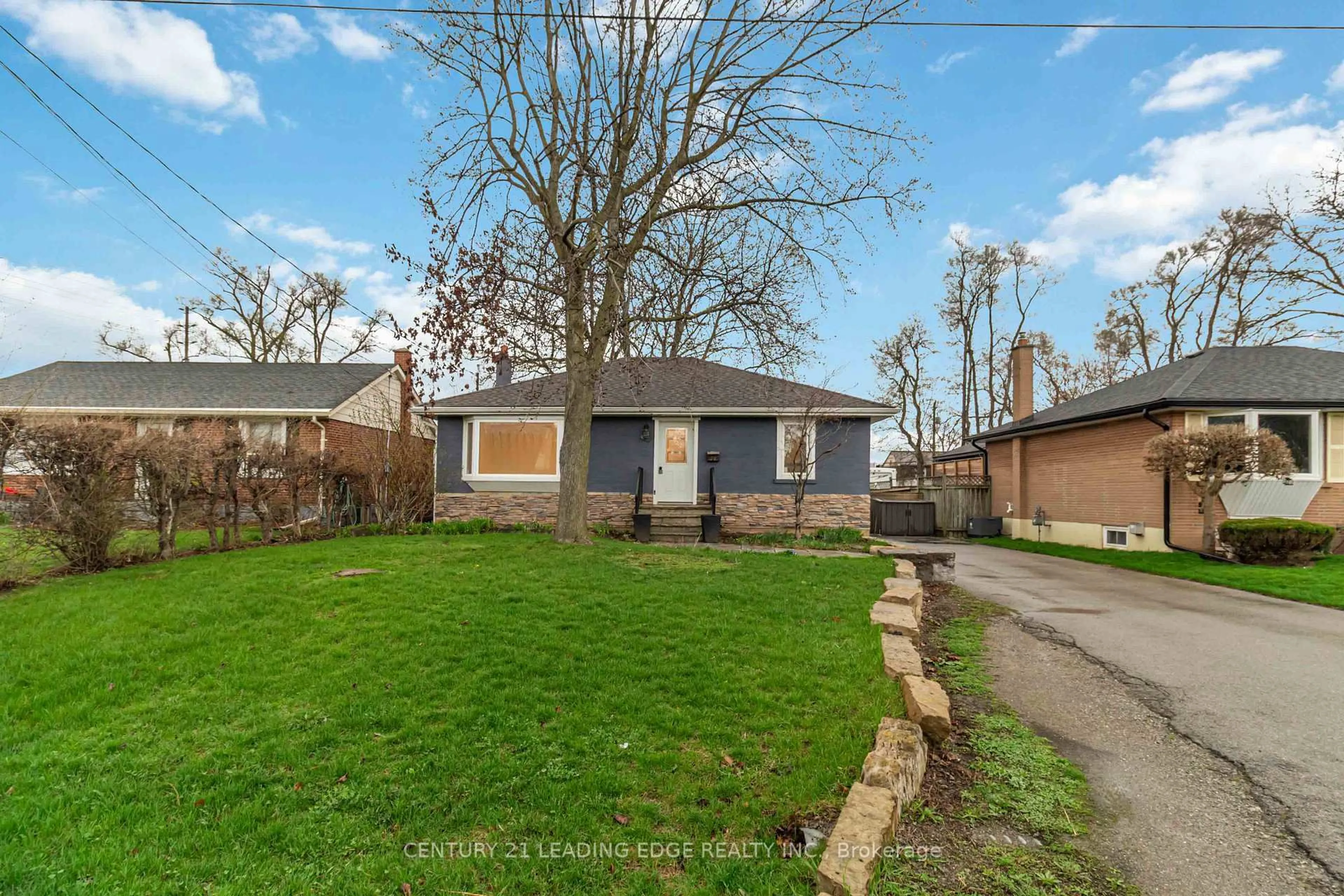 A pic from outside/outdoor area/front of a property/back of a property/a pic from drone, street for 623 WICKENS Ave, Burlington Ontario L7T 3T1