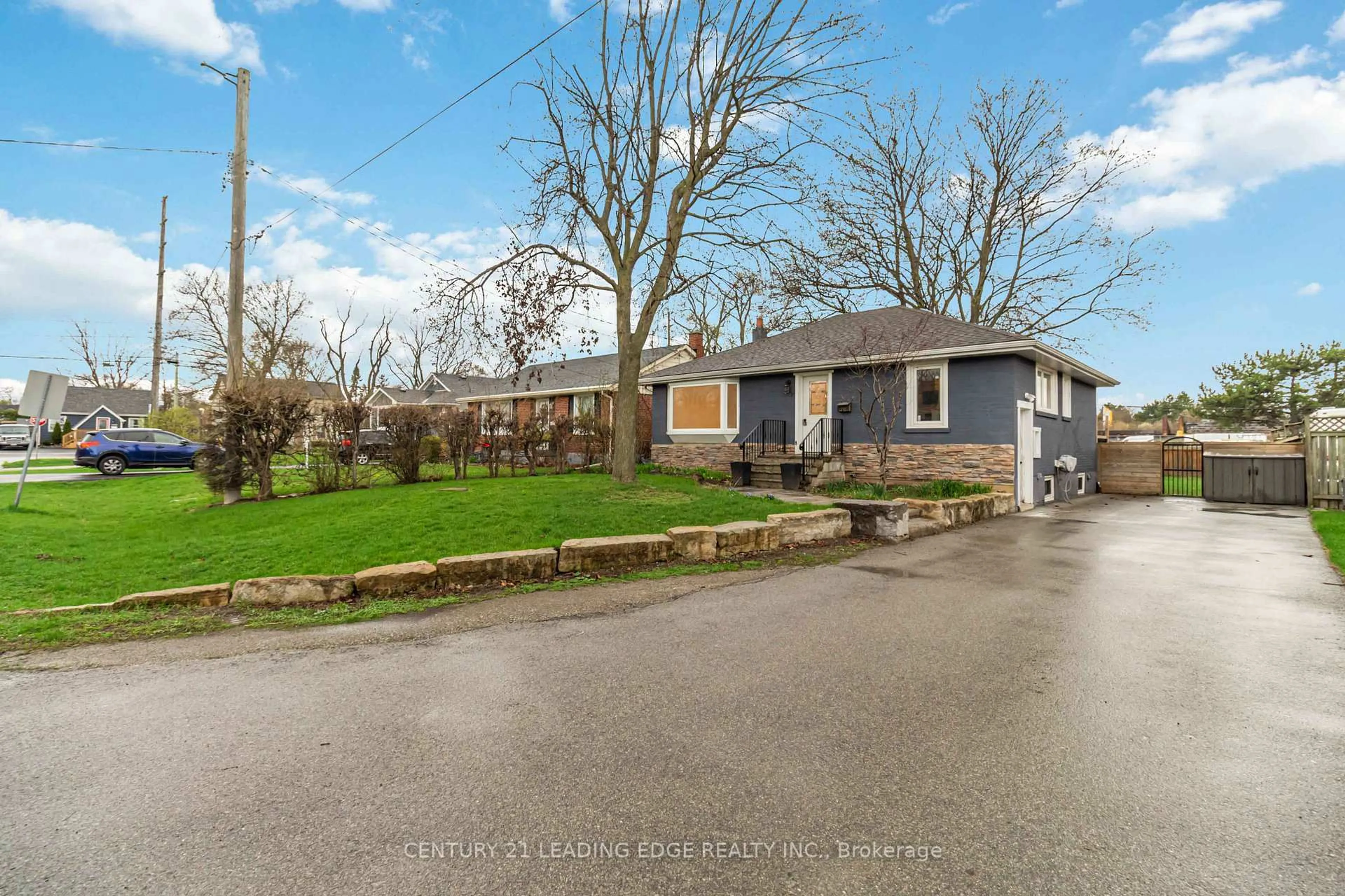 A pic from outside/outdoor area/front of a property/back of a property/a pic from drone, street for 623 WICKENS Ave, Burlington Ontario L7T 3T1