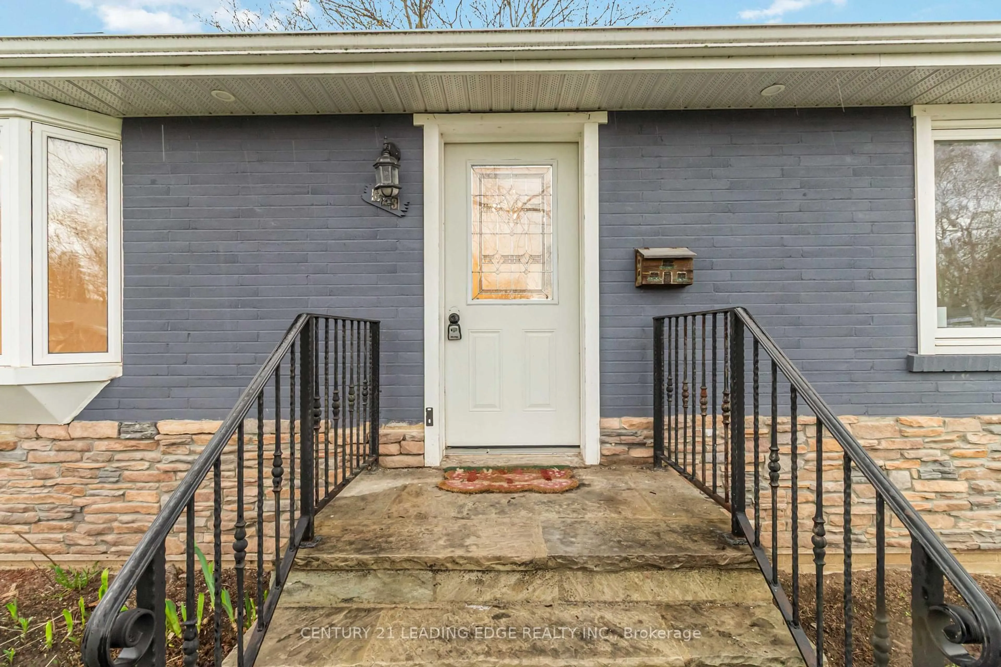 Indoor entryway for 623 WICKENS Ave, Burlington Ontario L7T 3T1