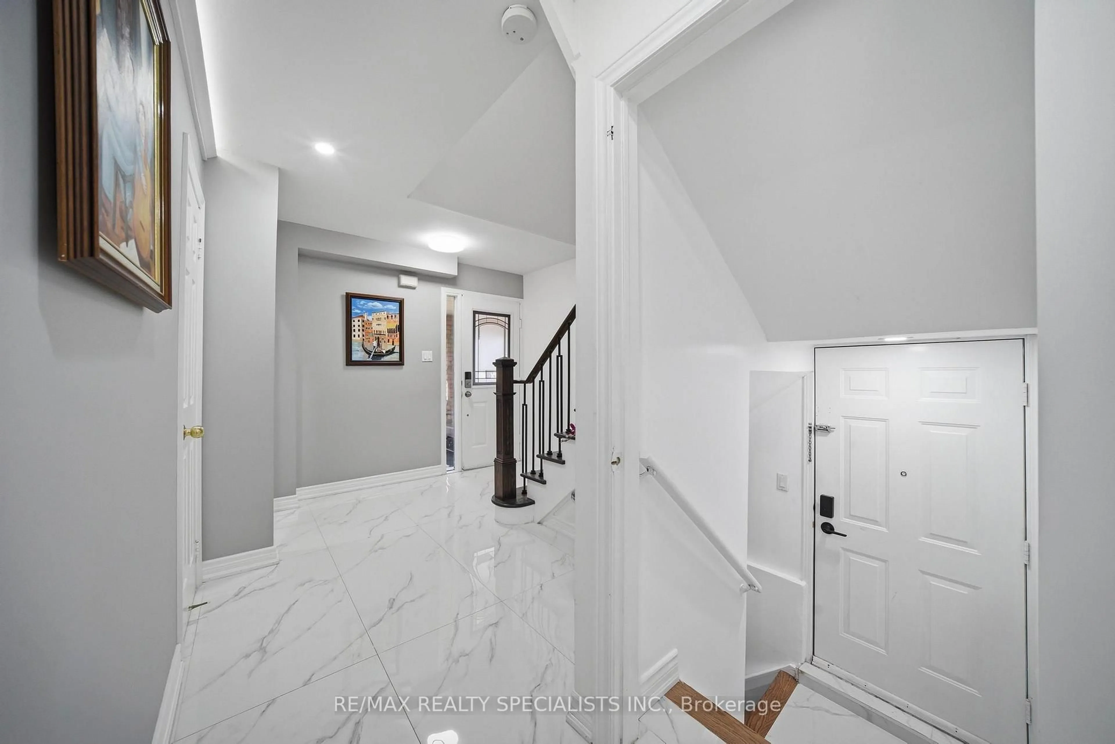 Indoor foyer for 5235 HUNTINGFIELD Dr, Mississauga Ontario L5R 2L3