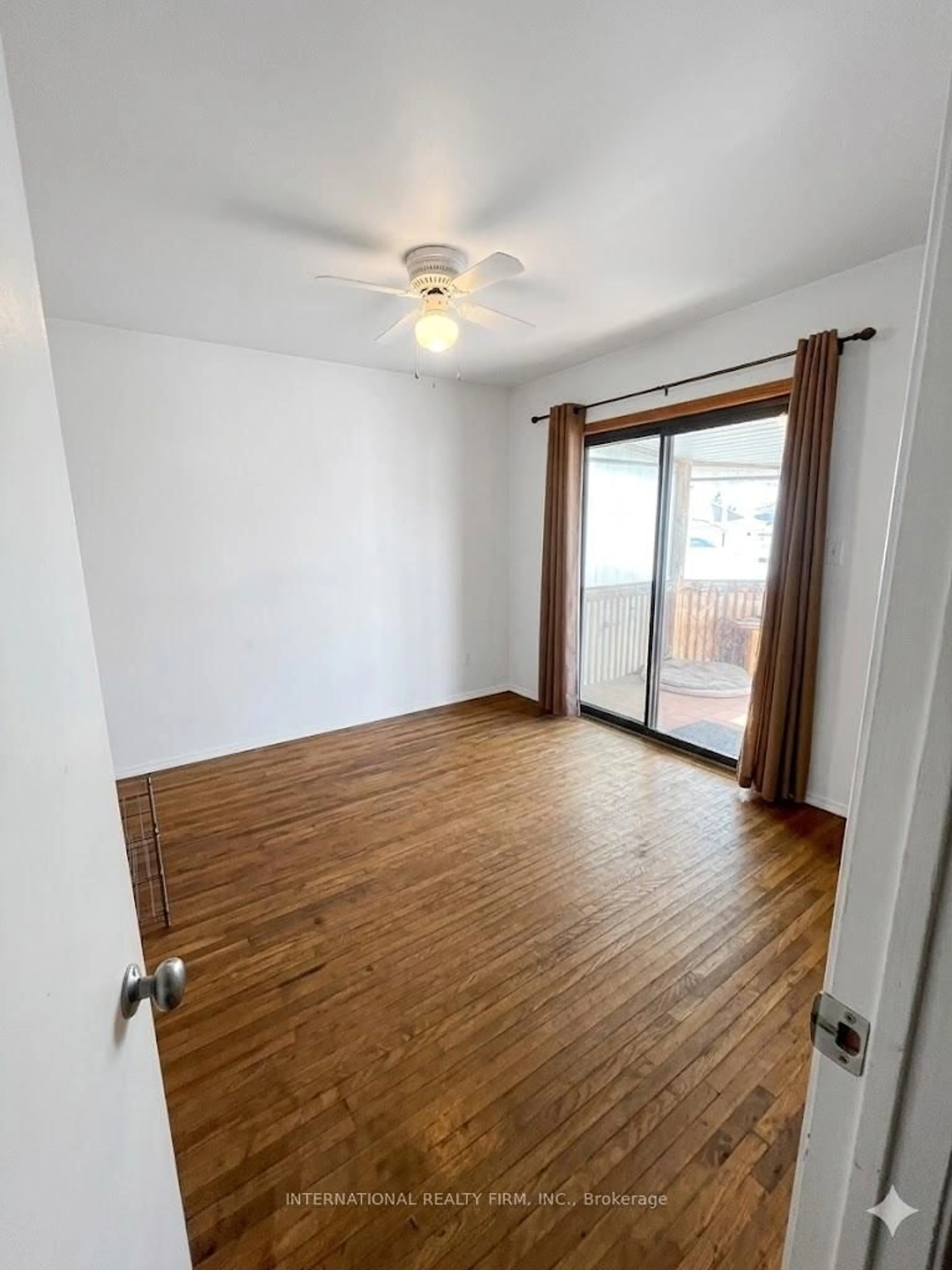 A pic of a room for 1481 Myron Dr, Mississauga Ontario L5E 2N5