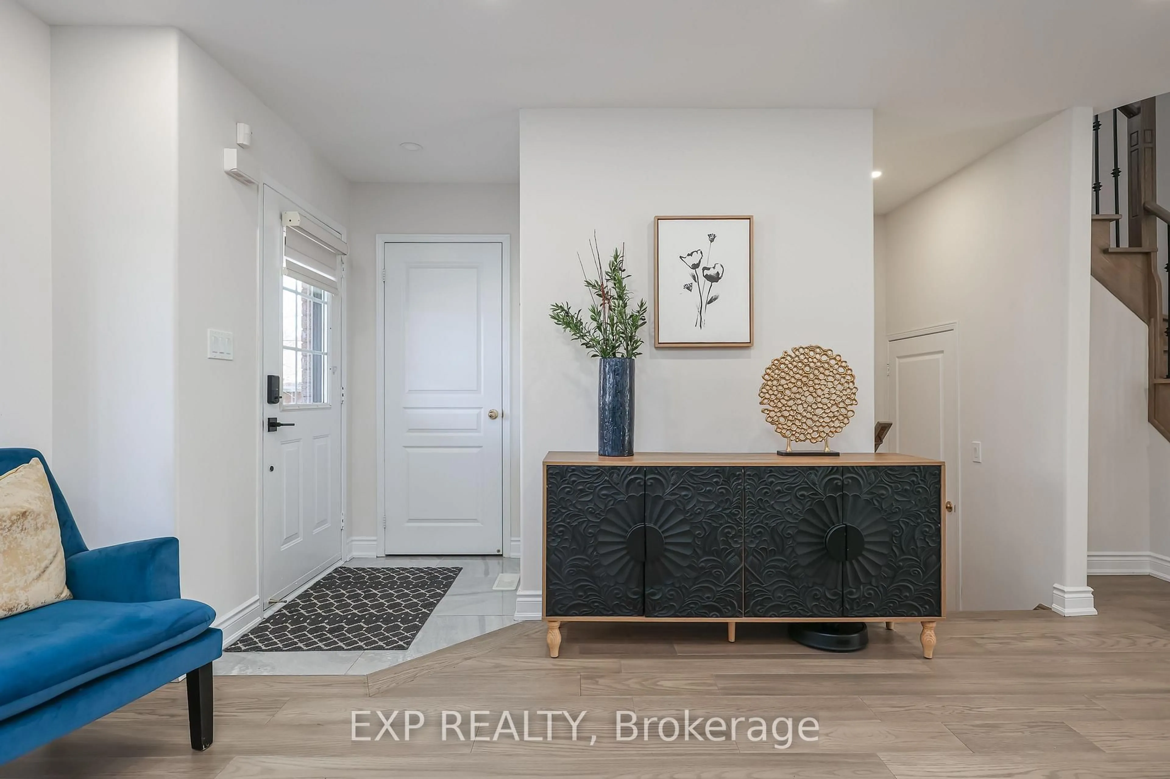 Indoor entryway for 2210 Fairmount Dr, Oakville Ontario L6M 5J5