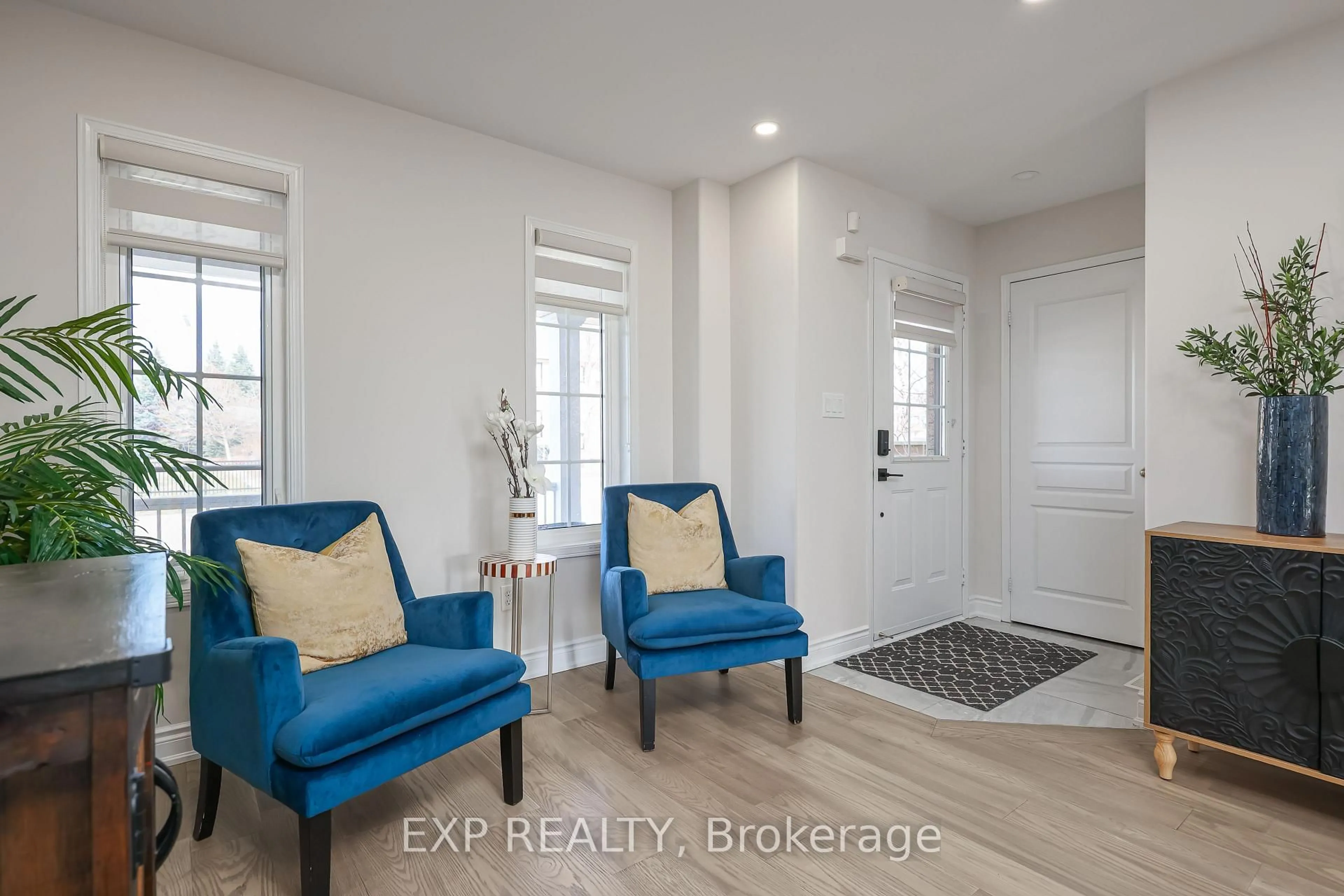 Indoor entryway for 2210 Fairmount Dr, Oakville Ontario L6M 5J5