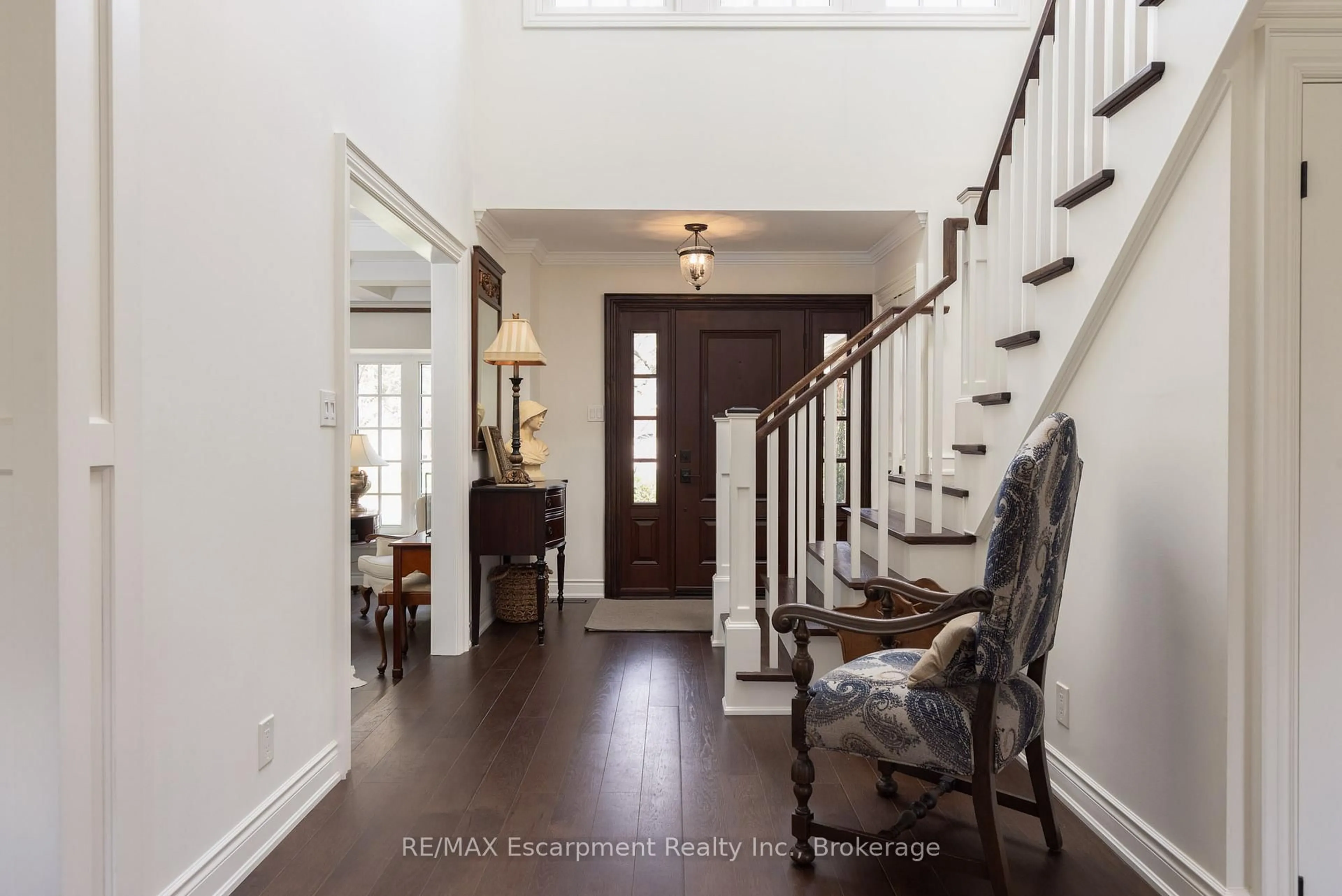 Indoor entryway for 392 Aspen Forest Dr, Oakville Ontario L6J 6H5