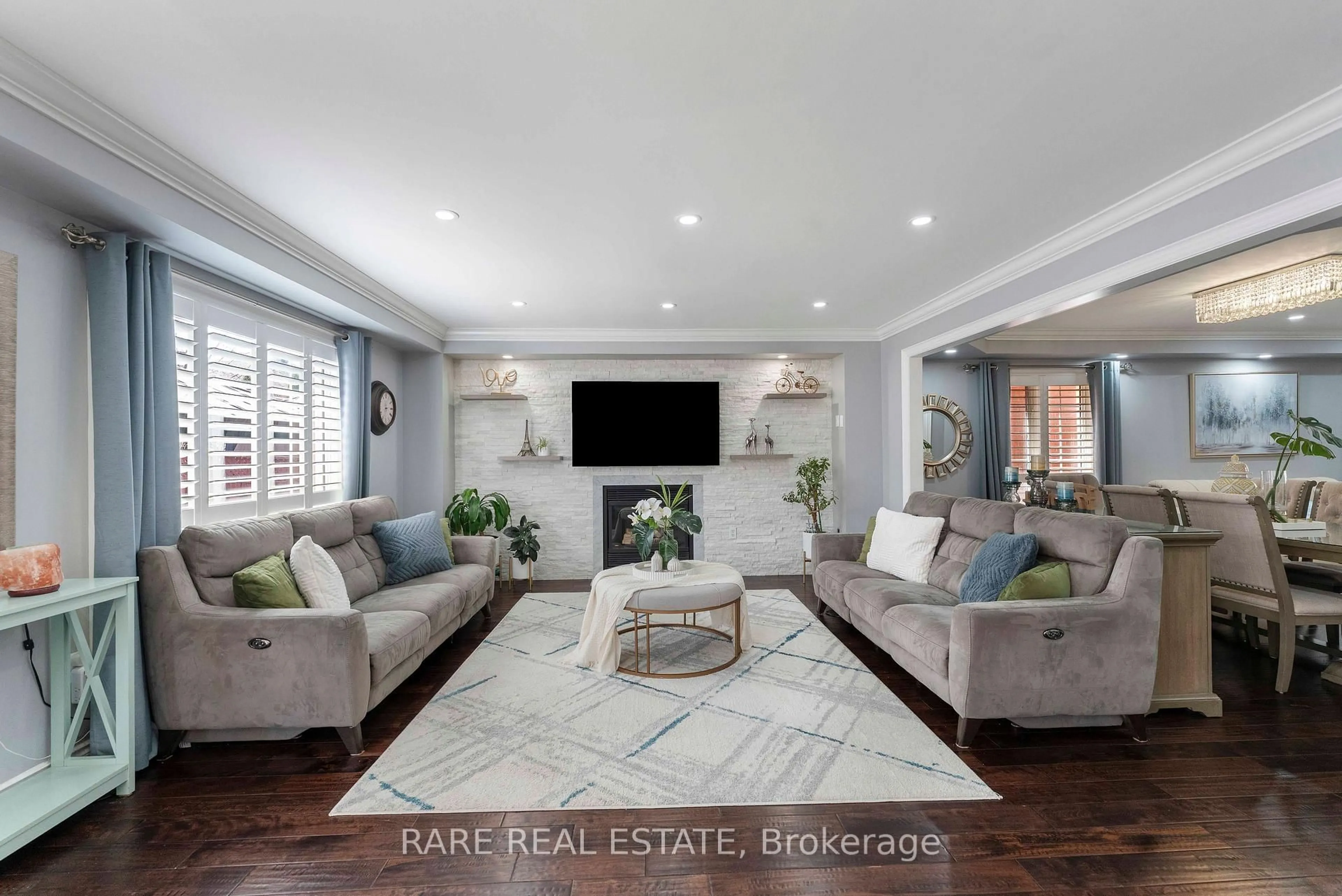 Living room with furniture, unknown for 33 SOUTHBEND Dr, Brampton Ontario L7A 1K5