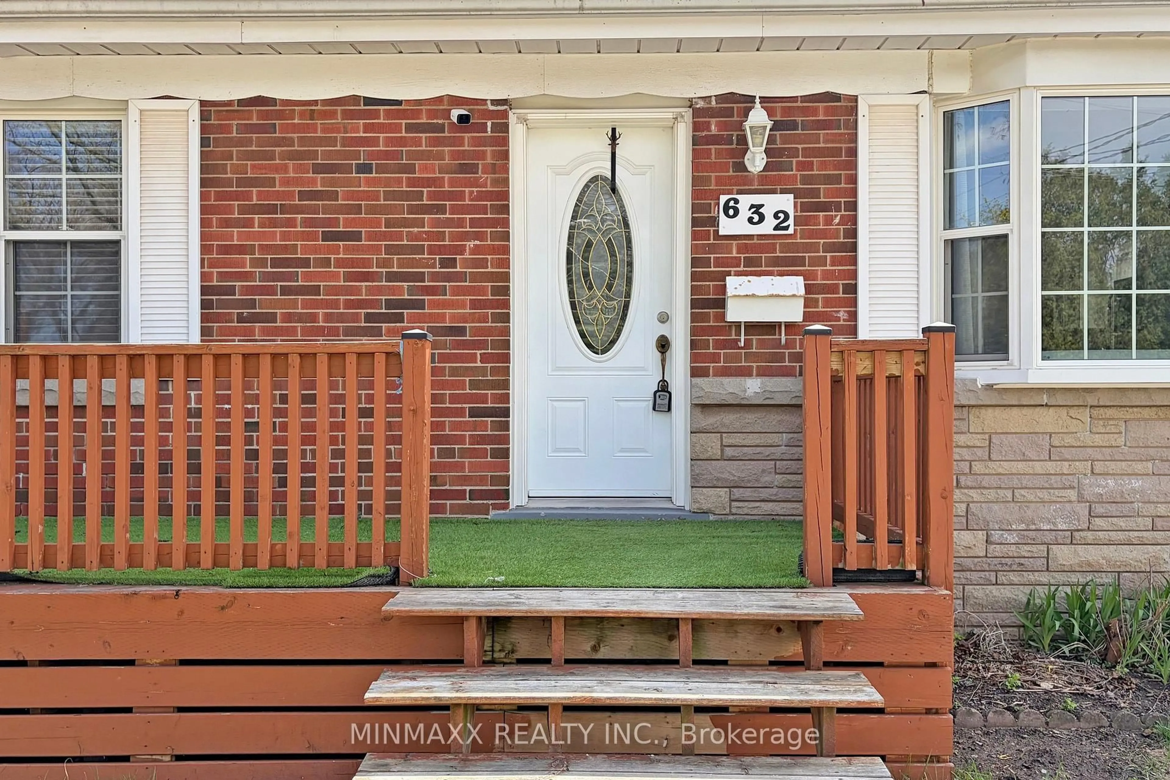 Indoor entryway for 632 Inverness Ave, Burlington Ontario L7T 3S8