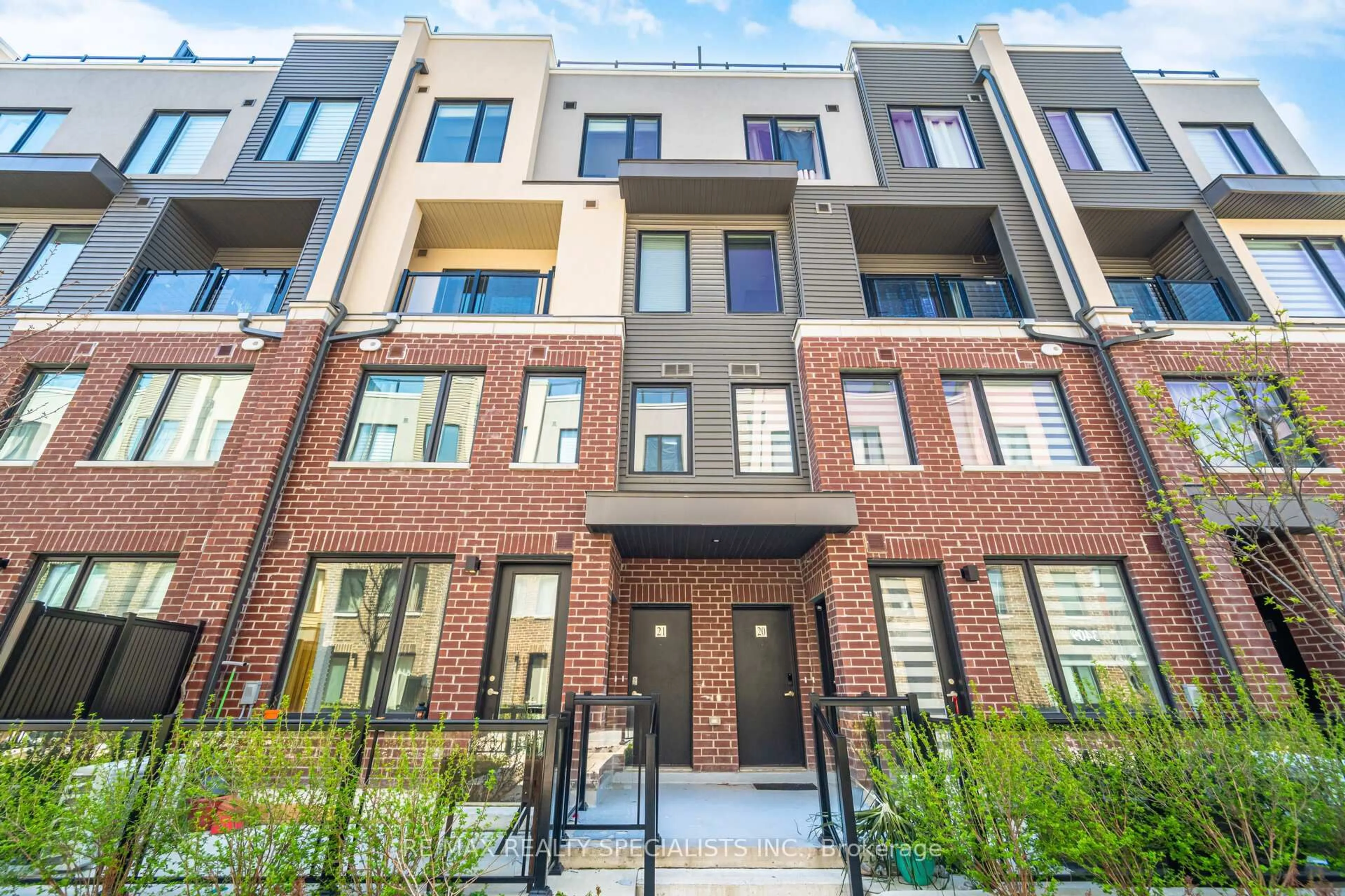 Home with brick exterior material, street for 3405 Ridgeway Dr #21, Mississauga Ontario L5L 0B9