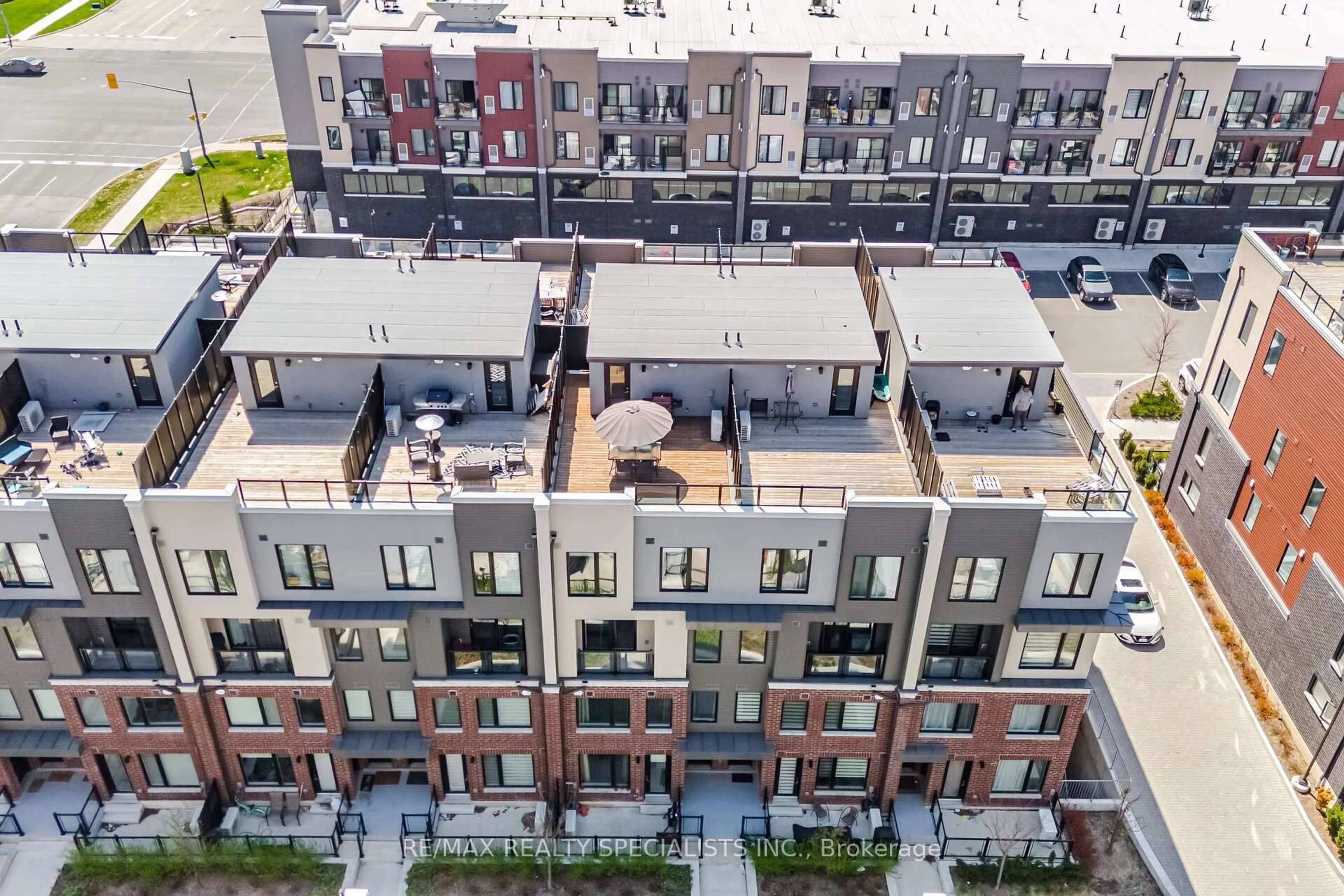 A pic from outside/outdoor area/front of a property/back of a property/a pic from drone, city buildings view from balcony for 3405 Ridgeway Dr #21, Mississauga Ontario L5L 0B9