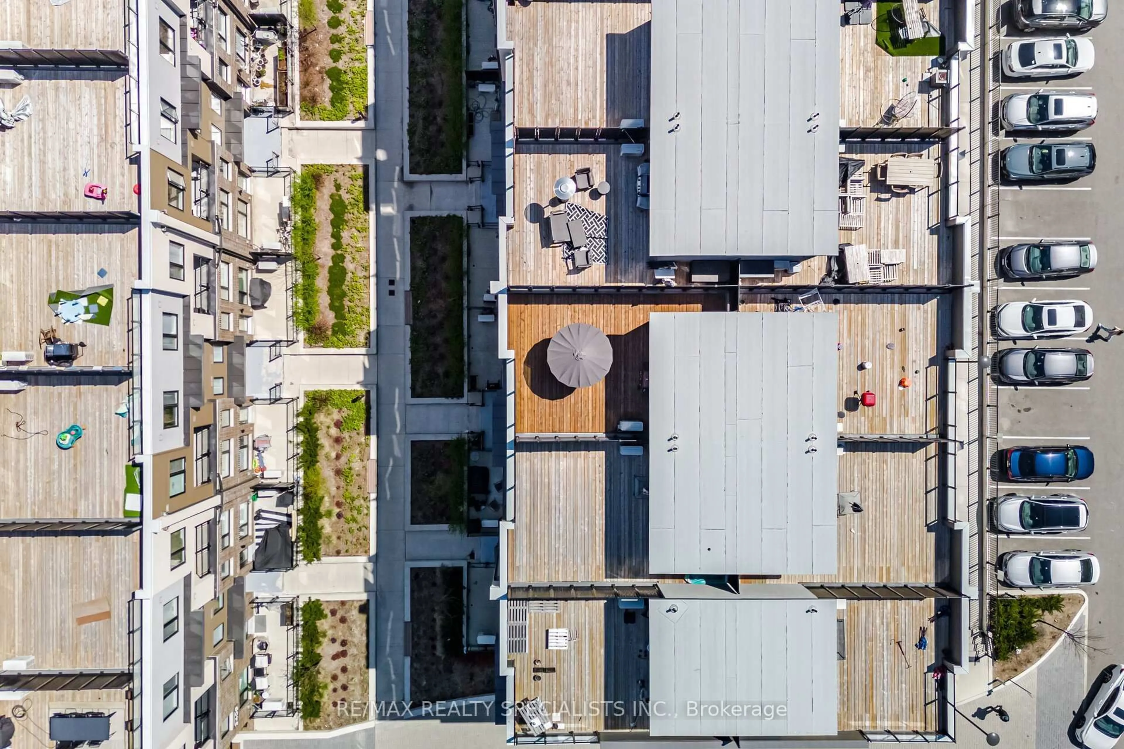 A pic from outside/outdoor area/front of a property/back of a property/a pic from drone, city buildings view from balcony for 3405 Ridgeway Dr #21, Mississauga Ontario L5L 0B9