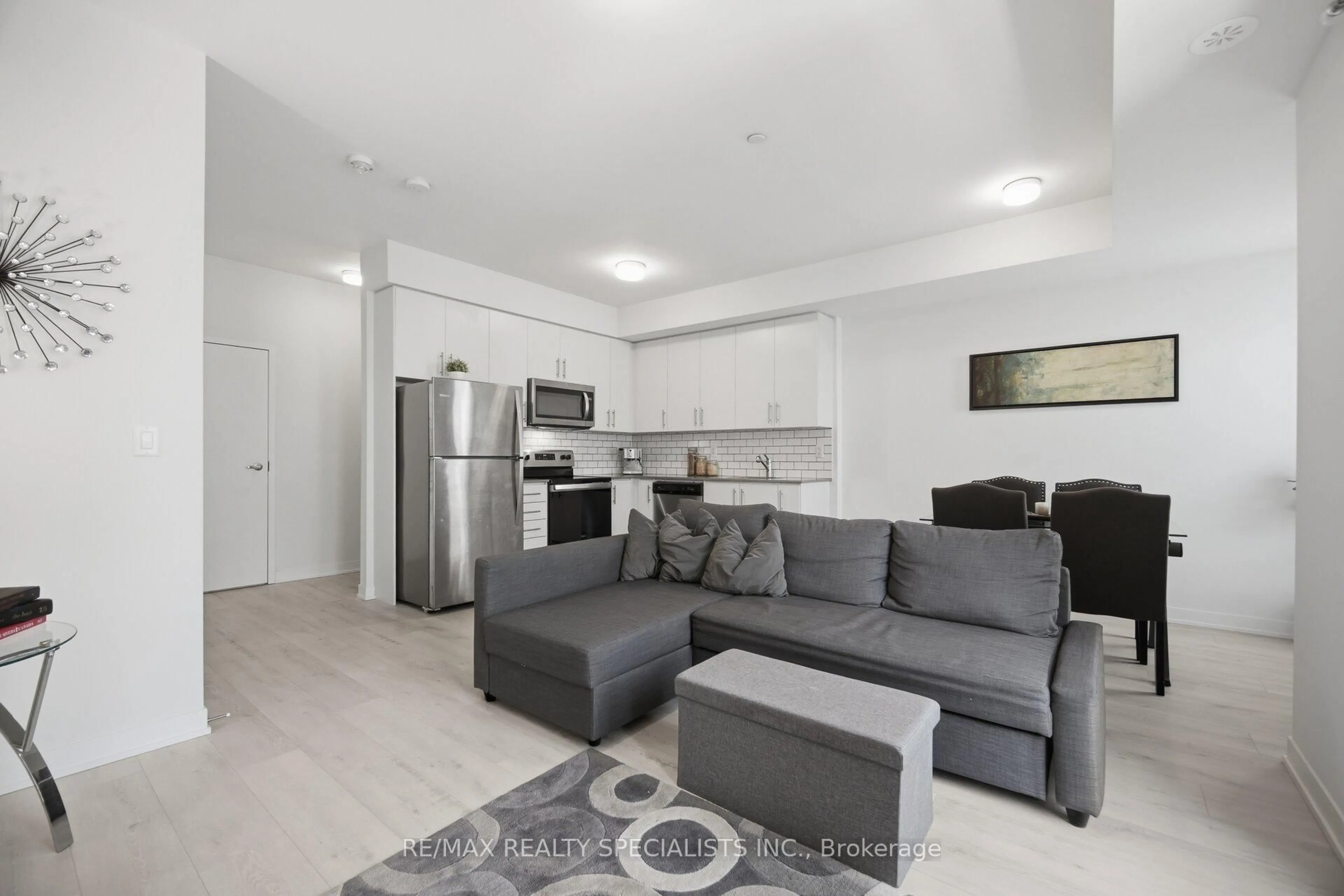 Living room with furniture, unknown for 3405 Ridgeway Dr #21, Mississauga Ontario L5L 0B9