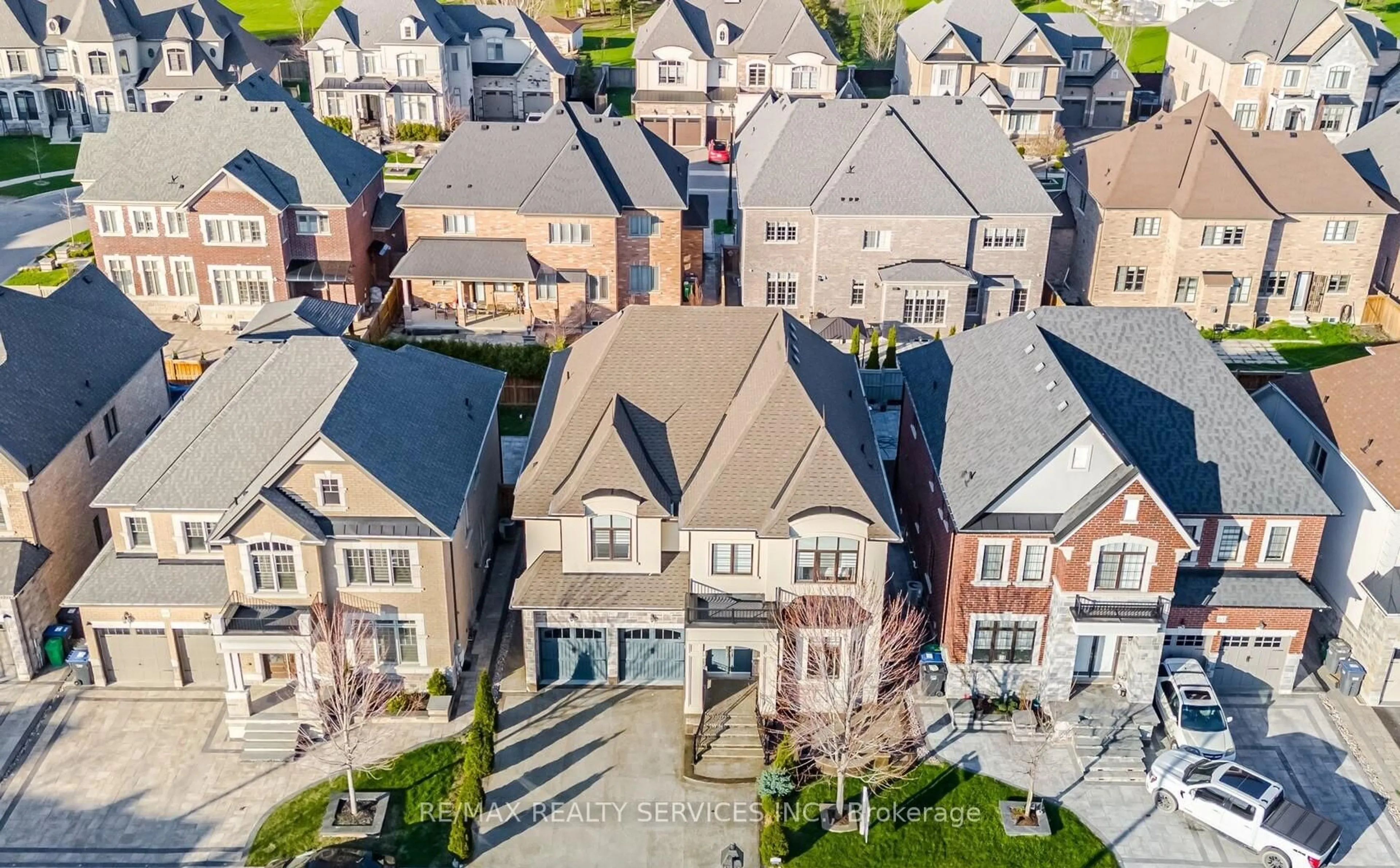 A pic from outside/outdoor area/front of a property/back of a property/a pic from drone, street for 67 Degrey Dr, Brampton Ontario L6P 0L2