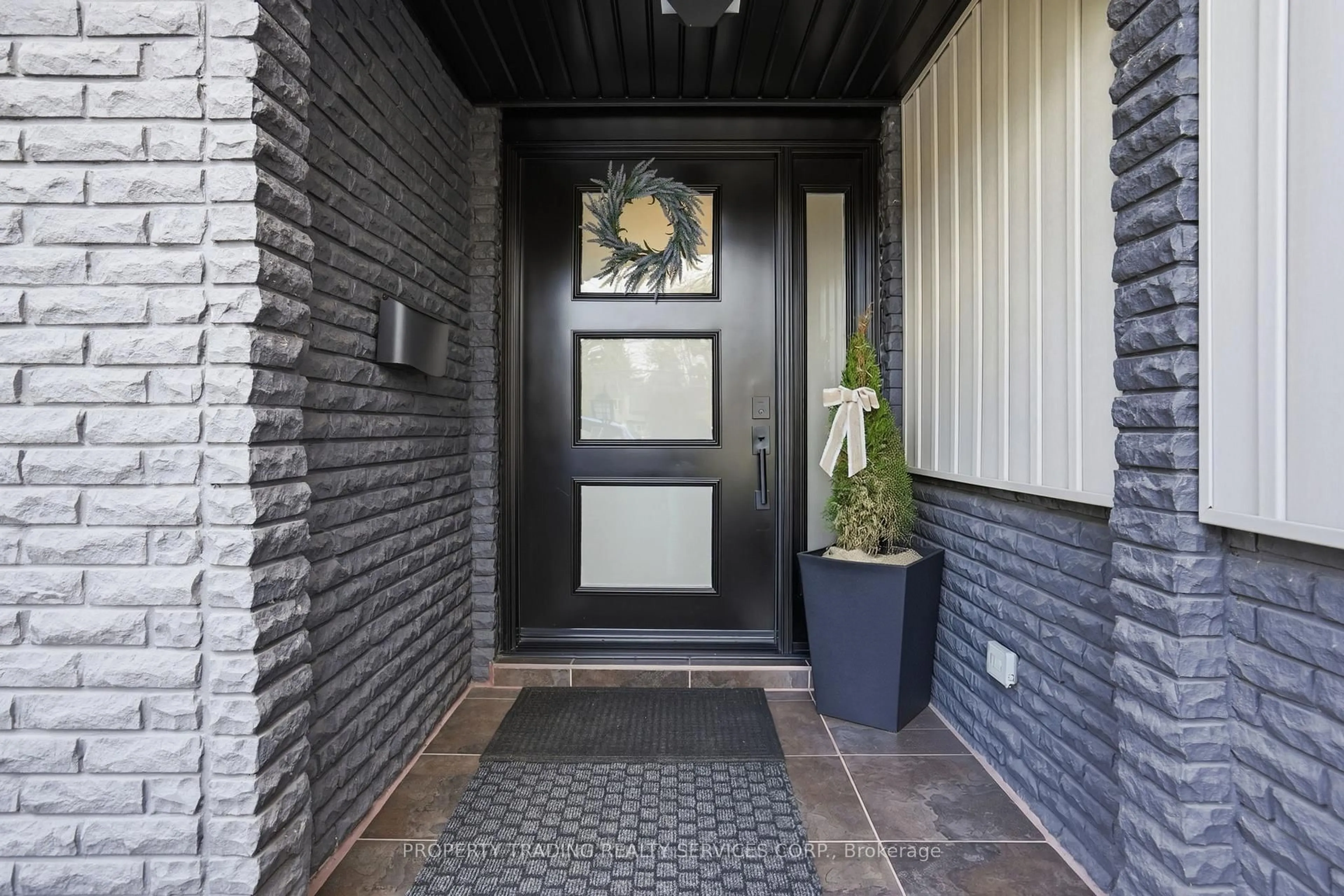 Indoor entryway for 696 Francis Rd, Burlington Ontario L7T 3X7