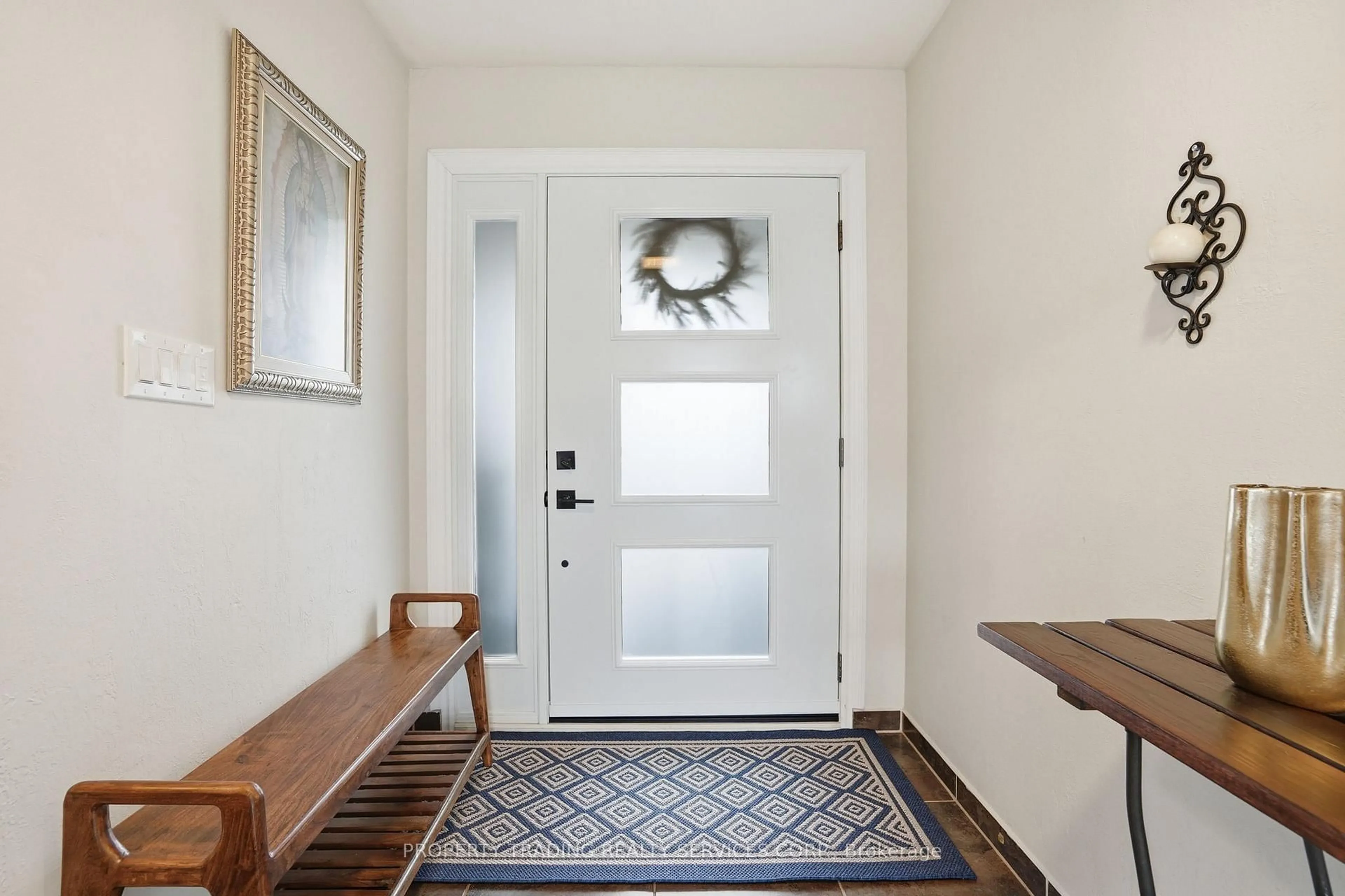 Indoor entryway for 696 Francis Rd, Burlington Ontario L7T 3X7