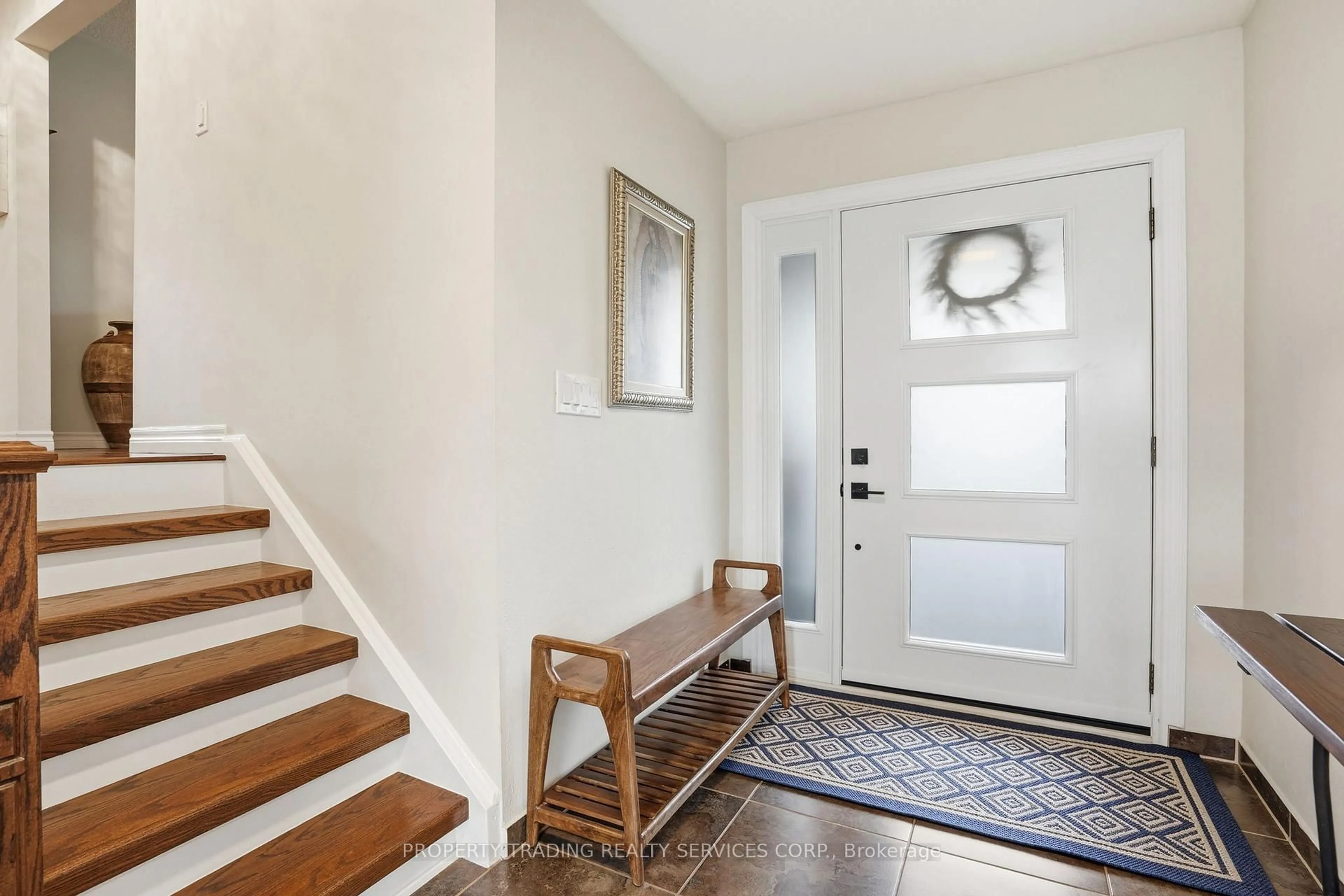 Indoor entryway for 696 Francis Rd, Burlington Ontario L7T 3X7