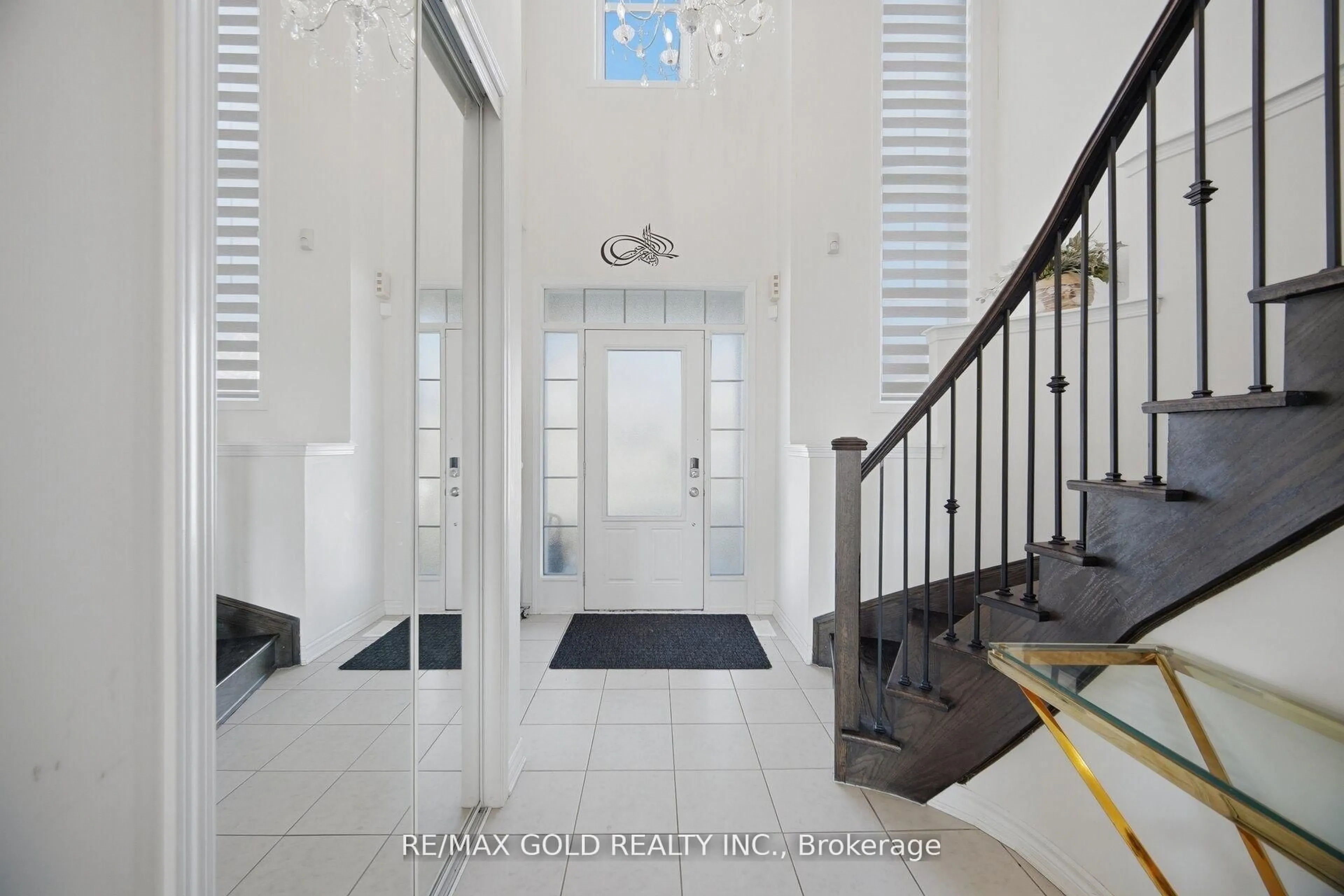Indoor foyer for 38 Leadenhall Rd, Brampton Ontario L7A 4G3